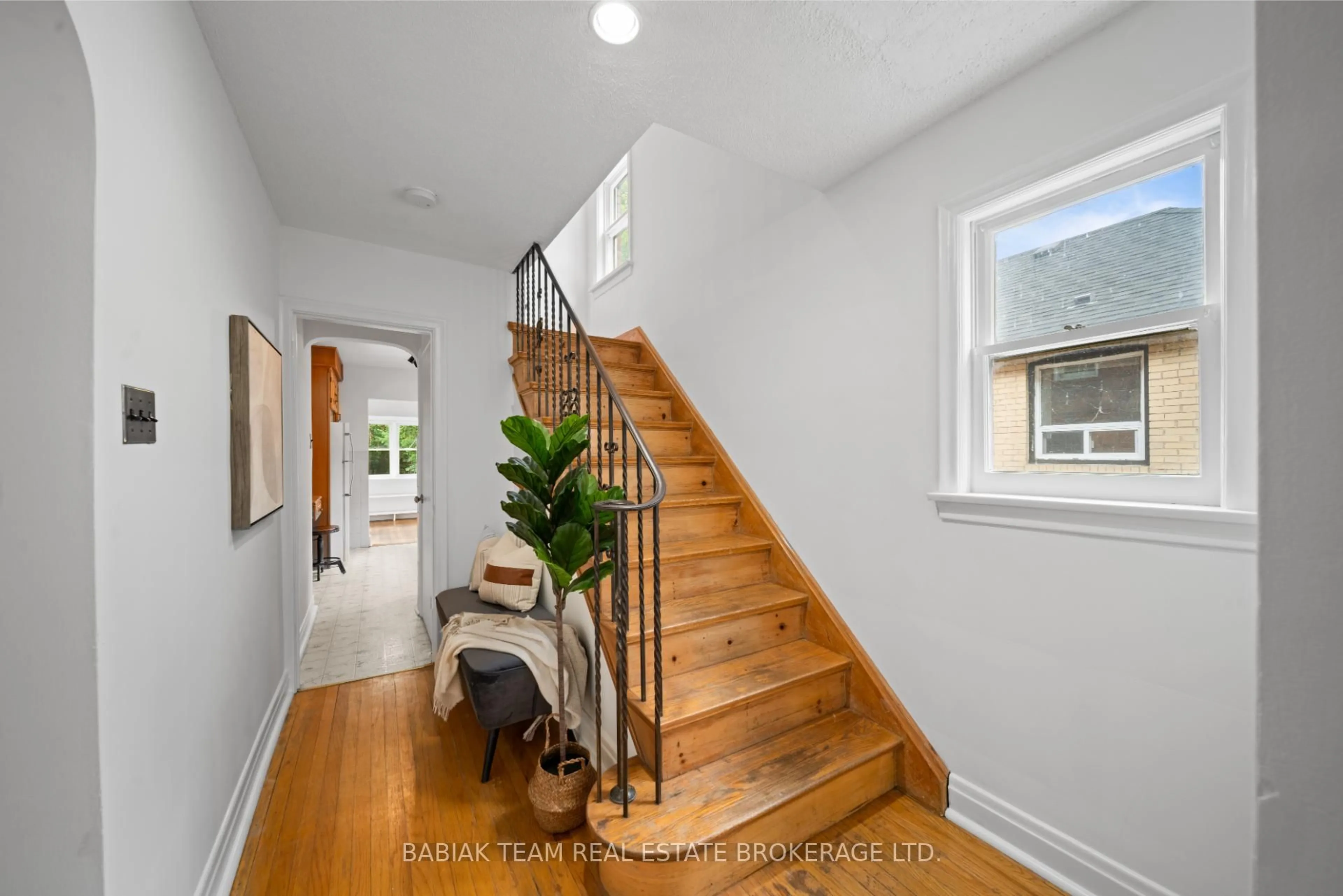 Indoor entryway for 117 South Kingsway, Toronto Ontario M6S 3T5
