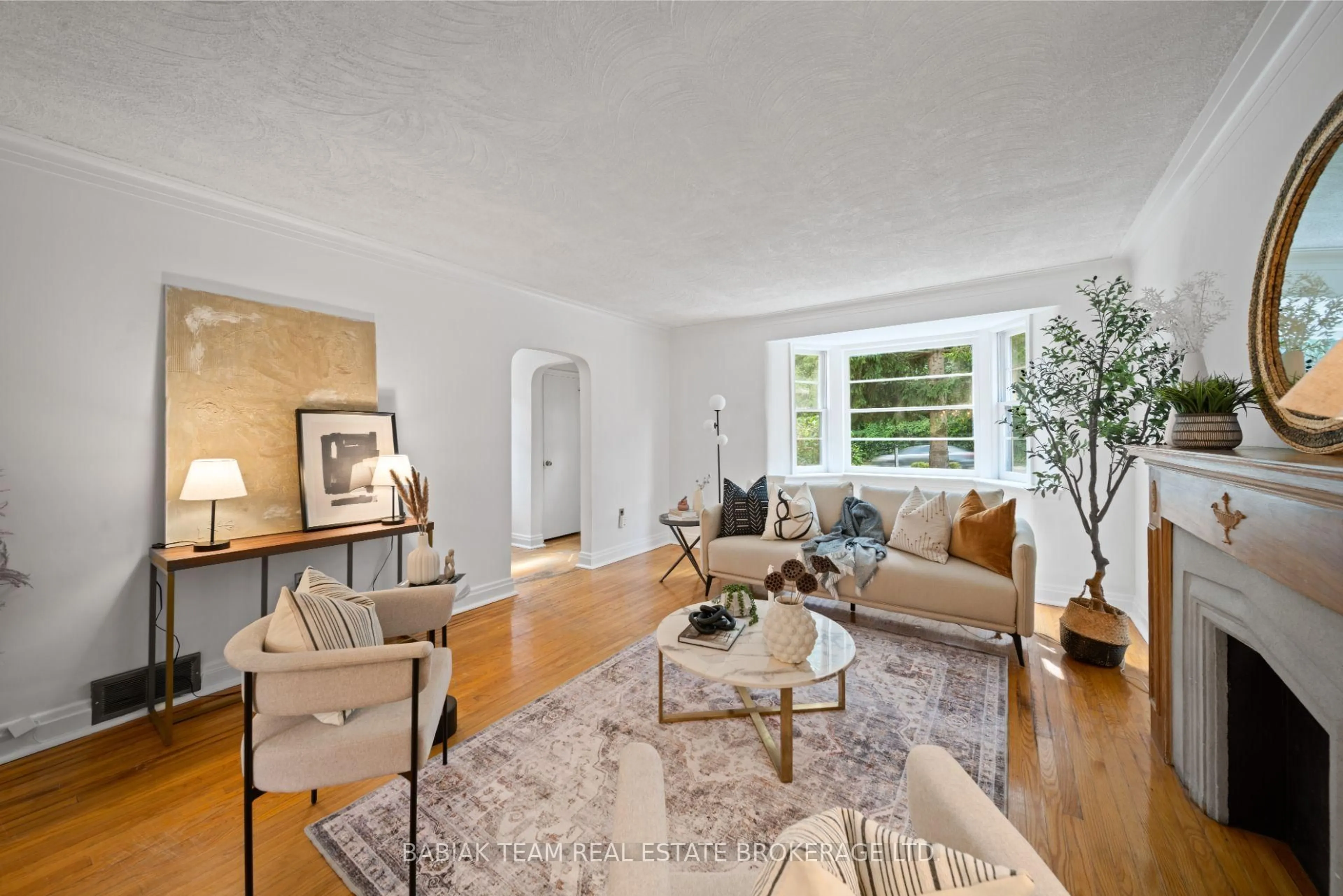 Living room with furniture, unknown for 117 South Kingsway, Toronto Ontario M6S 3T5