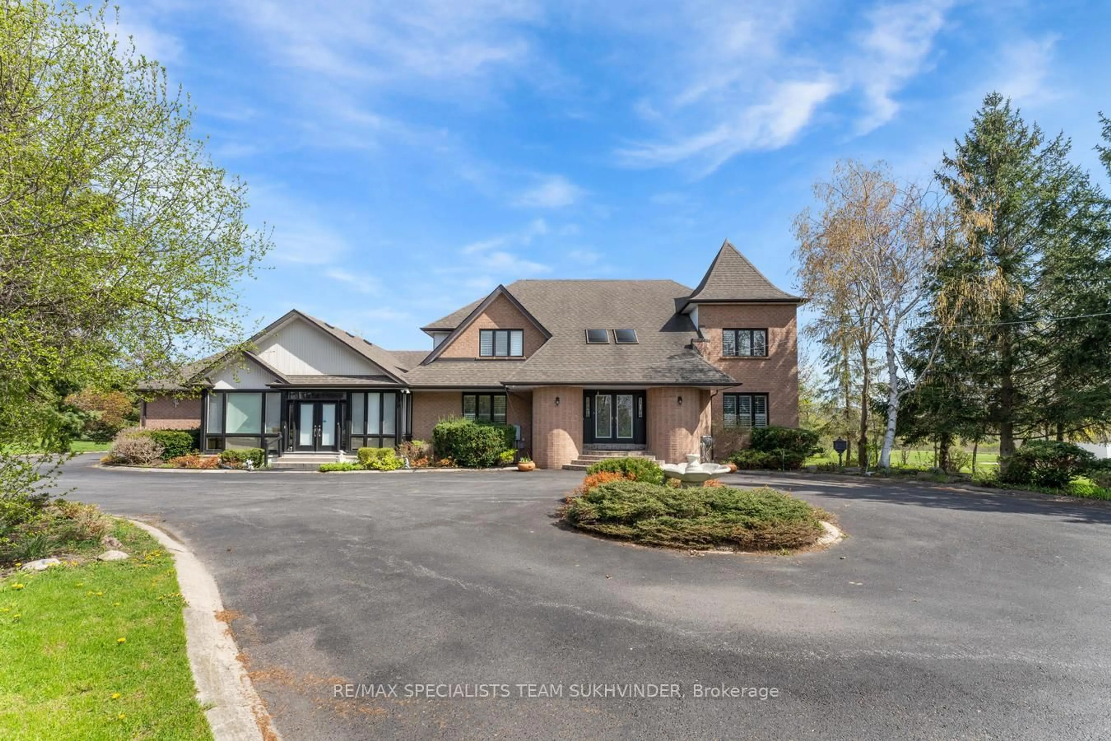 A pic from outside/outdoor area/front of a property/back of a property/a pic from drone, street for 22 Bowman Ave, Brampton Ontario L6P 0X5