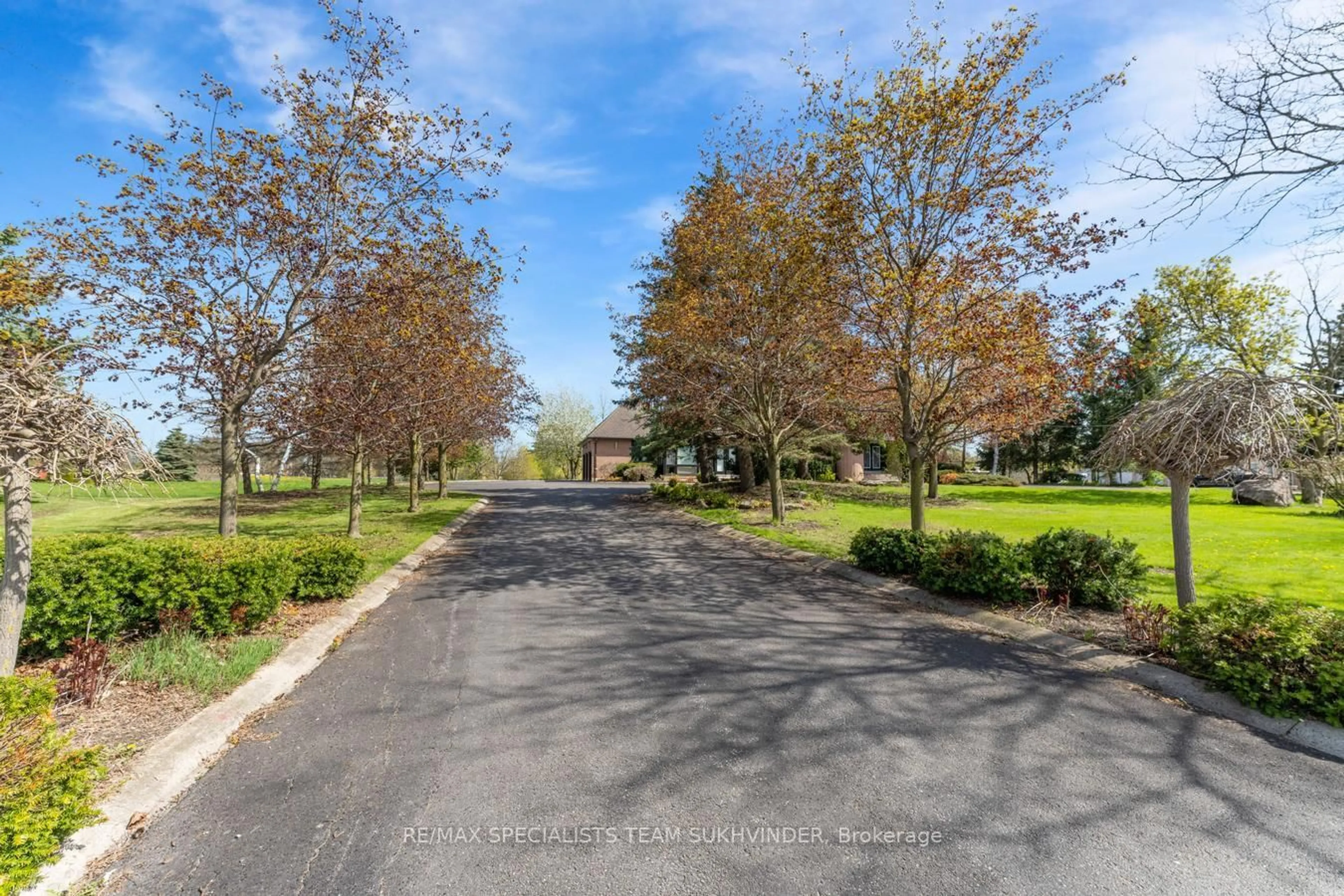 A pic from outside/outdoor area/front of a property/back of a property/a pic from drone, street for 22 Bowman Ave, Brampton Ontario L6P 0X5