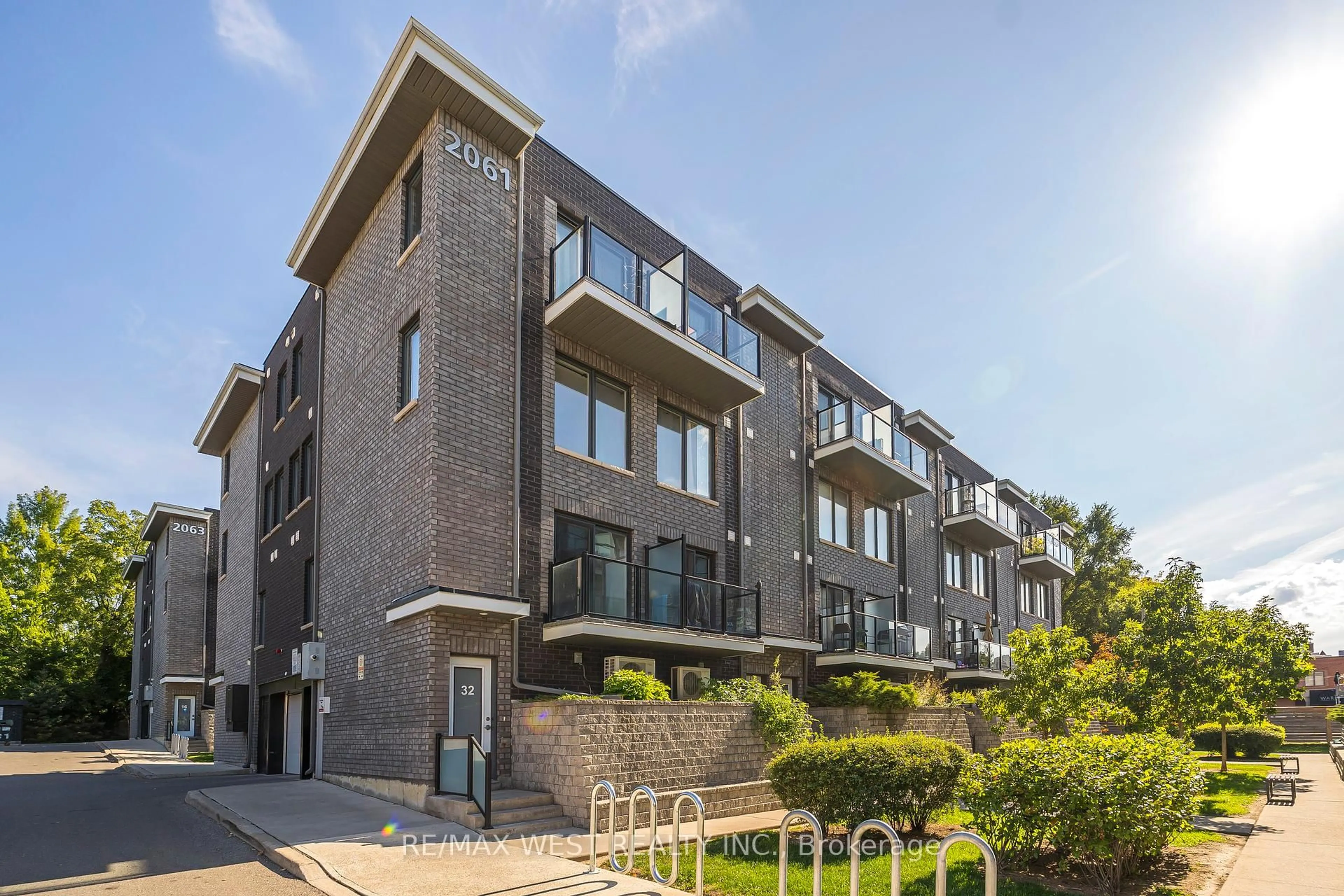 Unknown for 2061 Weston Rd #32, Toronto Ontario M9N 1X7