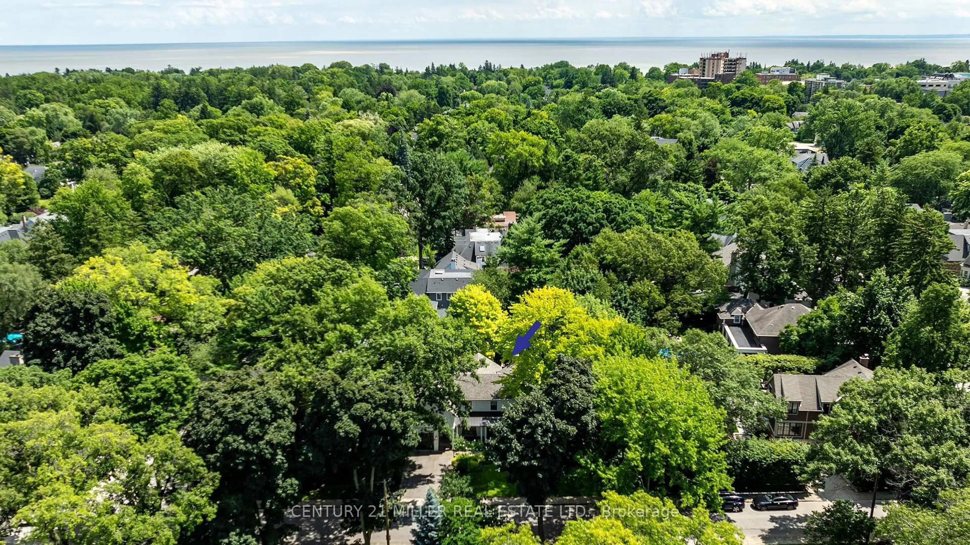 A pic from outside/outdoor area/front of a property/back of a property/a pic from drone, city buildings view from balcony for 400 Galt Ave, Oakville Ontario L6J 1Z8