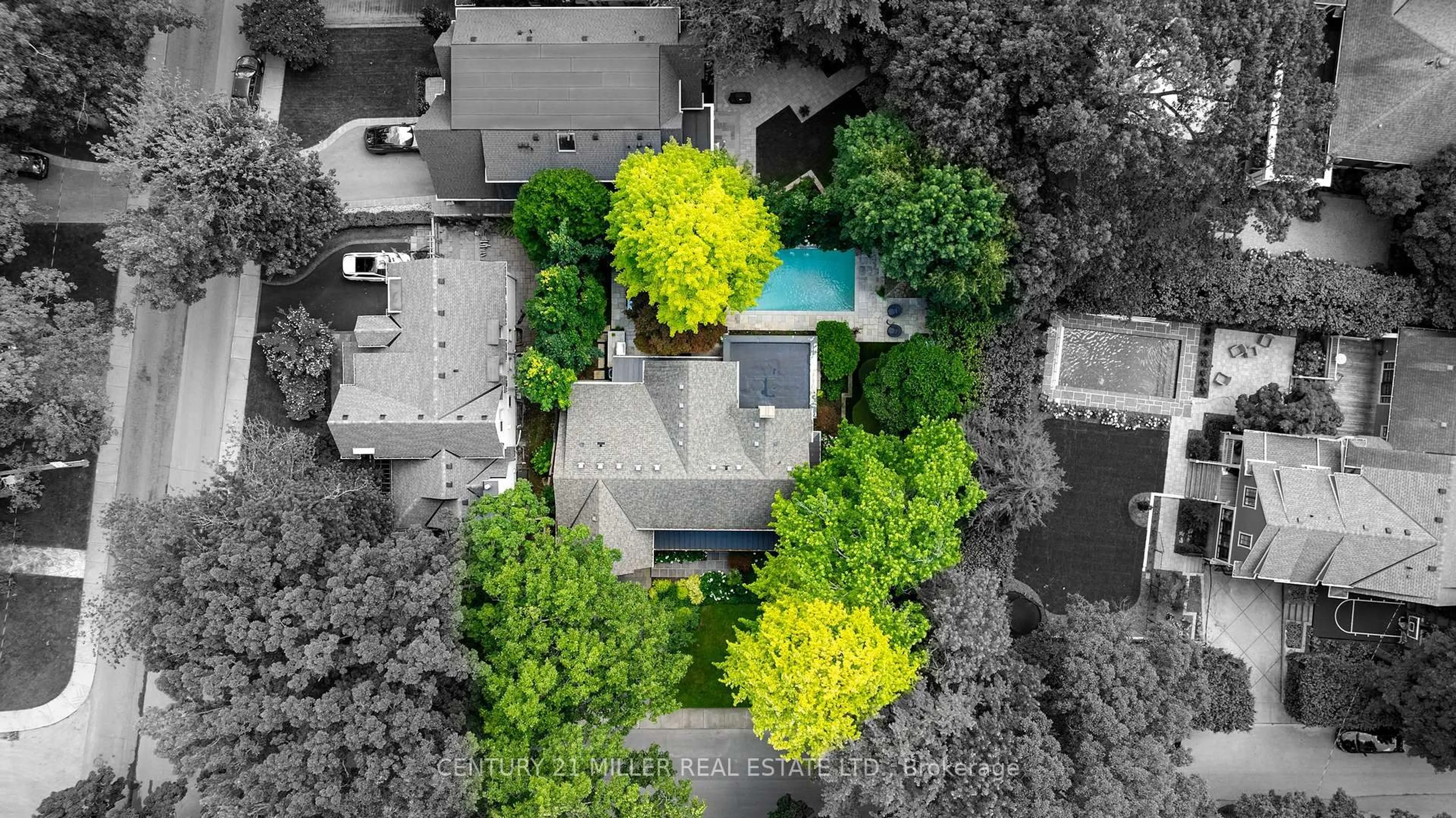 A pic from outside/outdoor area/front of a property/back of a property/a pic from drone, street for 400 Galt Ave, Oakville Ontario L6J 1Z8