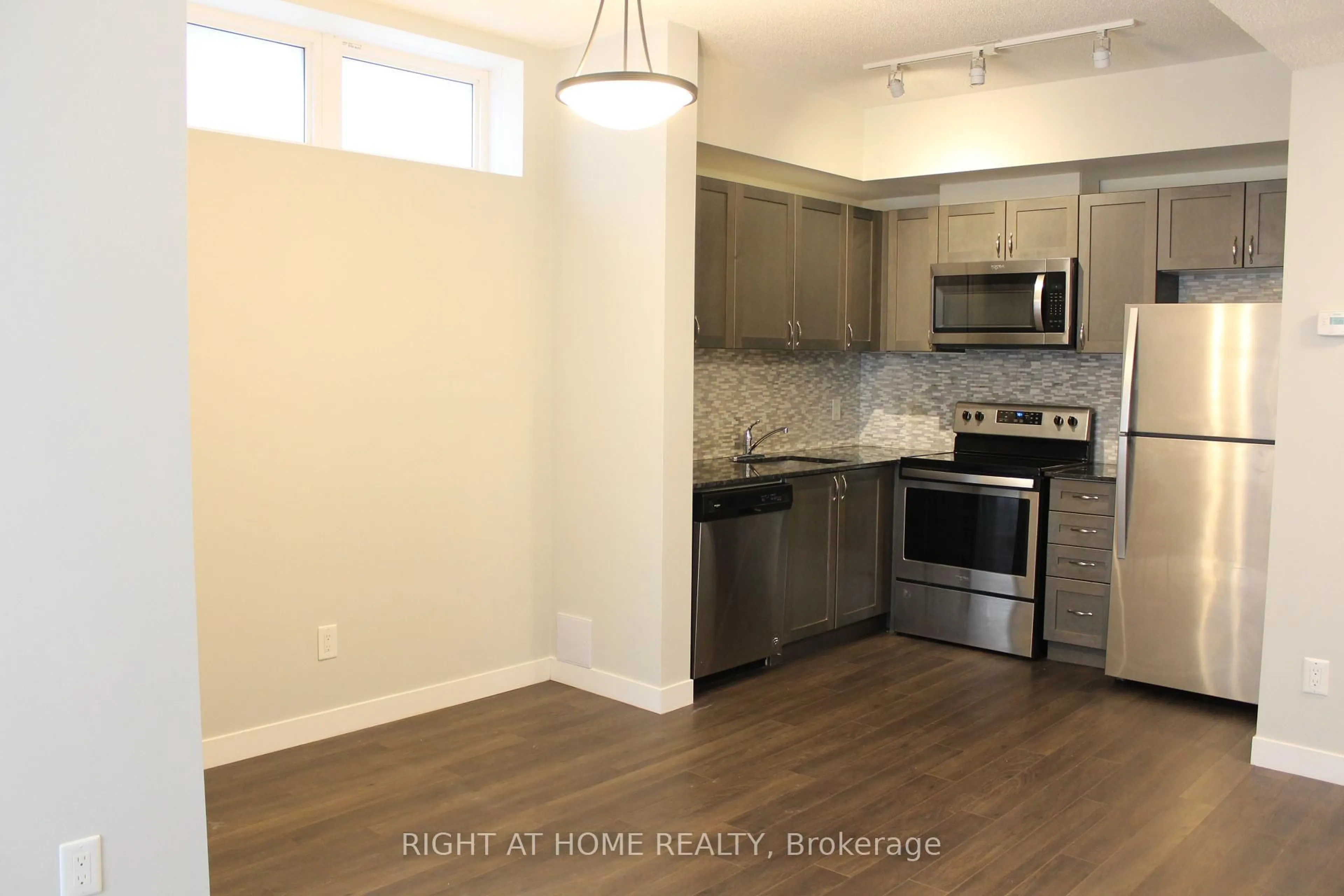 Unknown for 6 Bicknell Ave #17, Toronto Ontario M6M 4G3