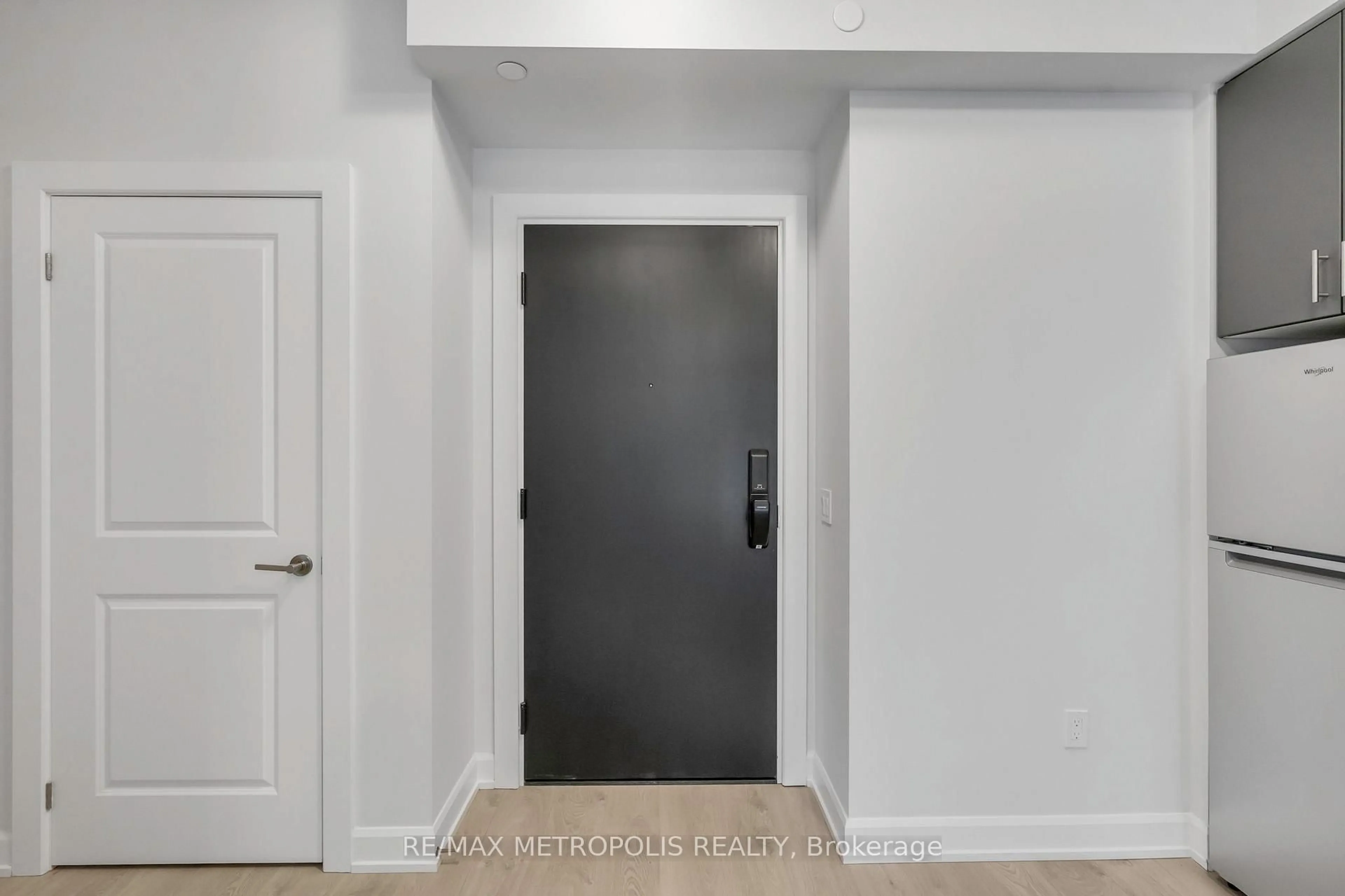 Indoor entryway for 3220 William Coltson Ave #515, Oakville Ontario L6H 7X9