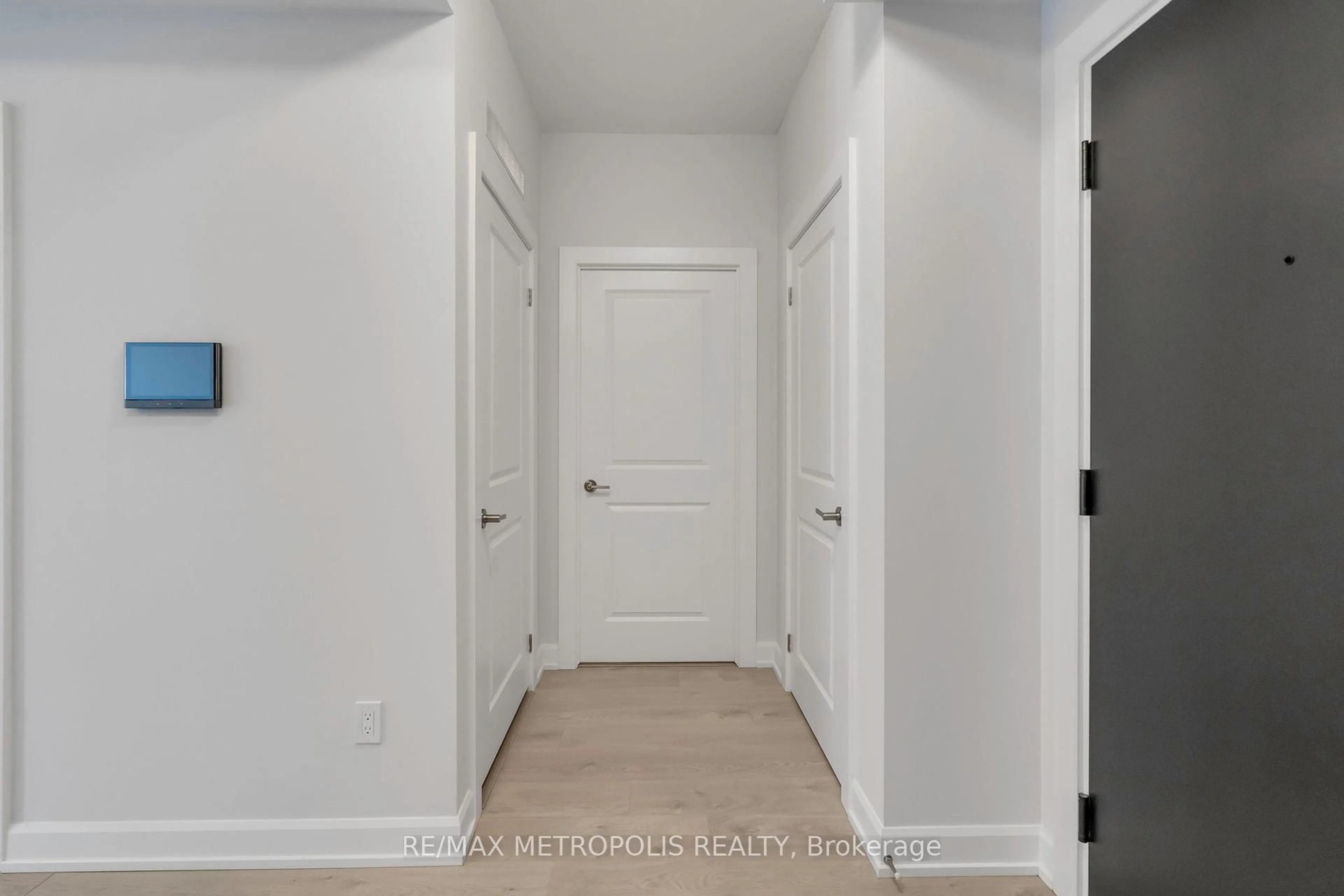 Indoor entryway for 3220 William Coltson Ave #515, Oakville Ontario L6H 7X9