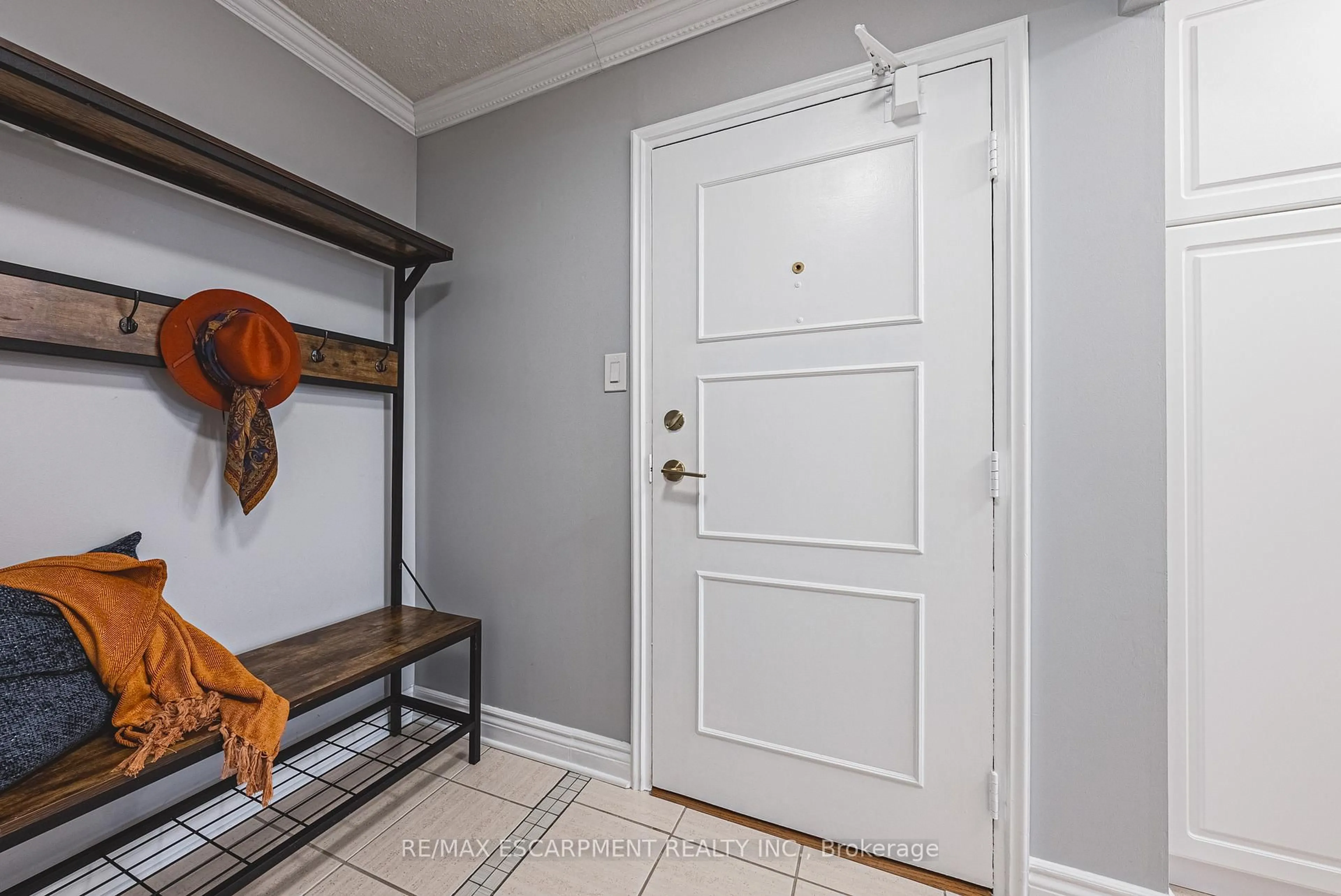Indoor entryway for 2055 UPPER MIDDLE Rd #1403, Burlington Ontario L7P 3P4