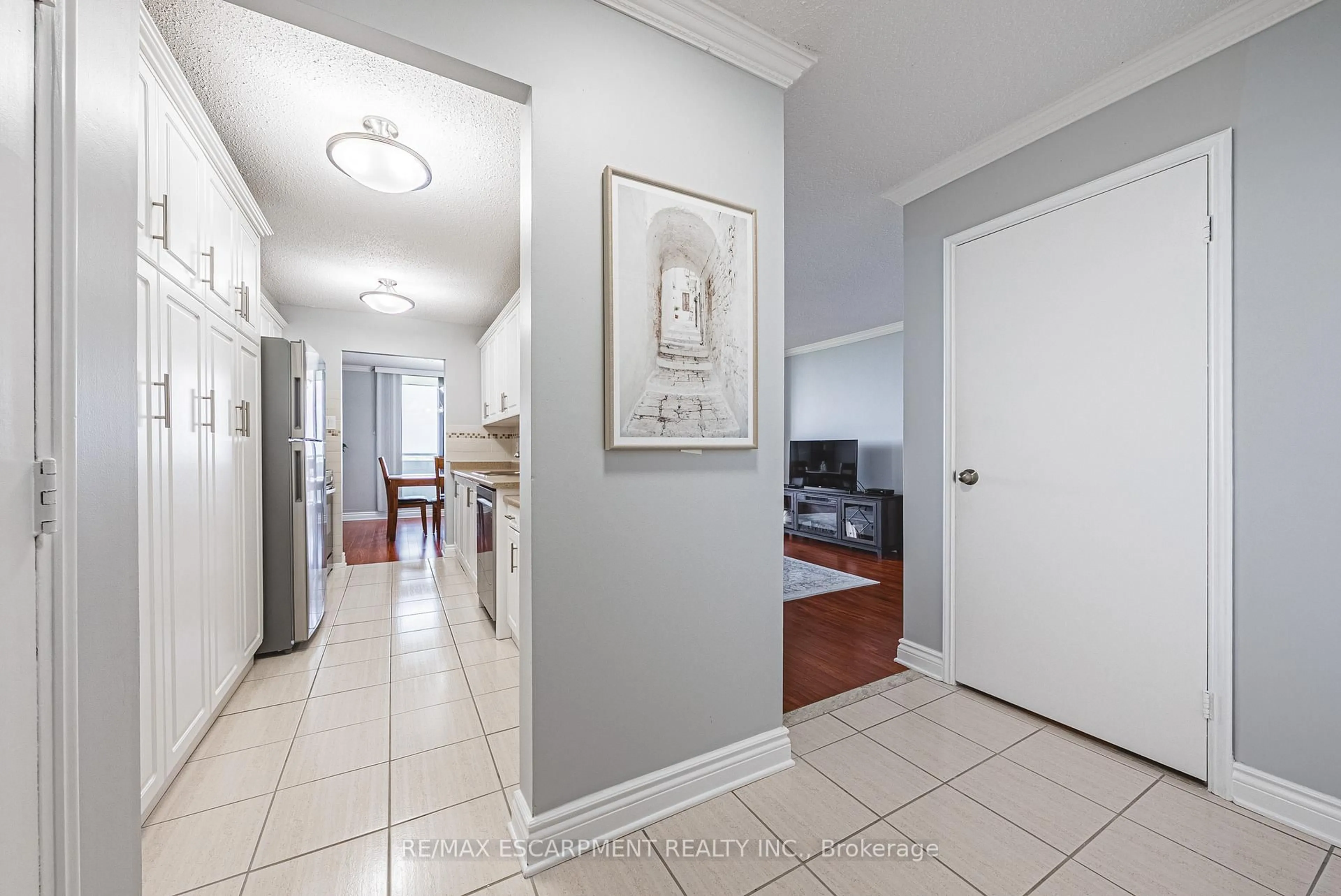 Indoor entryway for 2055 UPPER MIDDLE Rd #1403, Burlington Ontario L7P 3P4