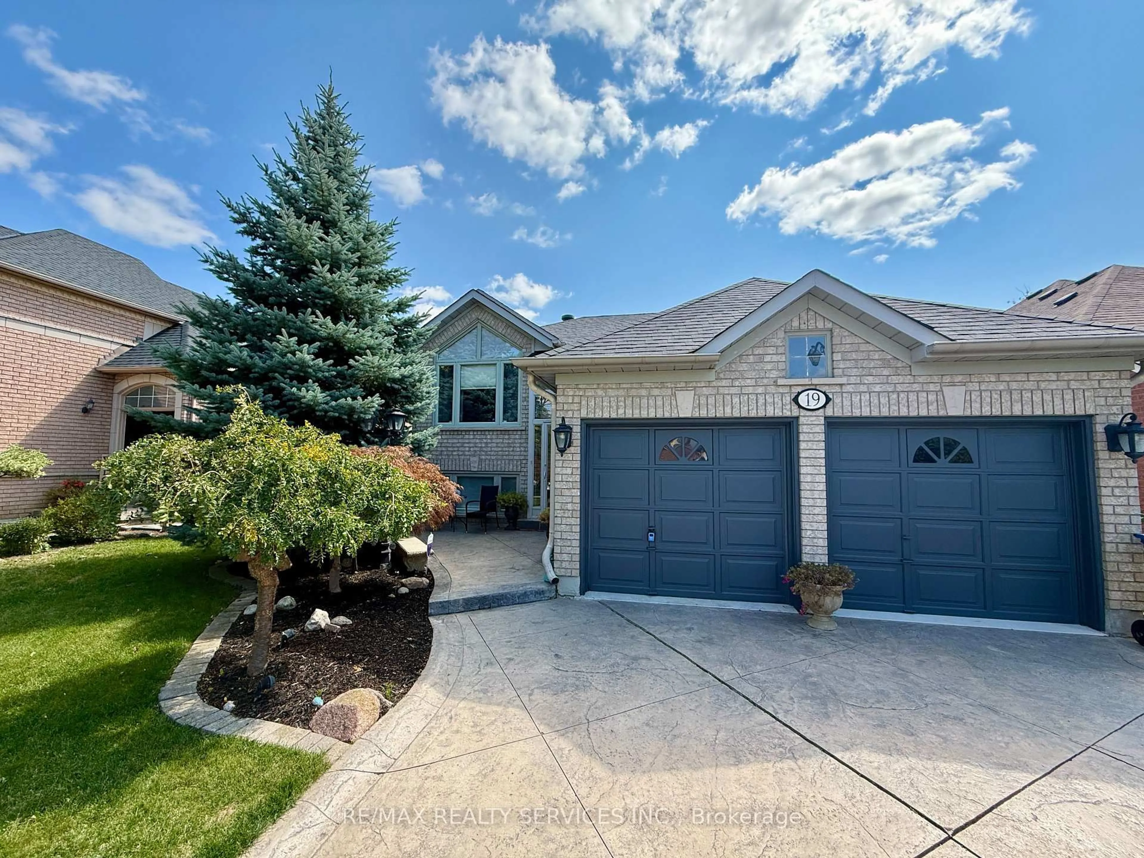 Home with vinyl exterior material, street for 19 Livingston Dr, Caledon Ontario L7C 1A1