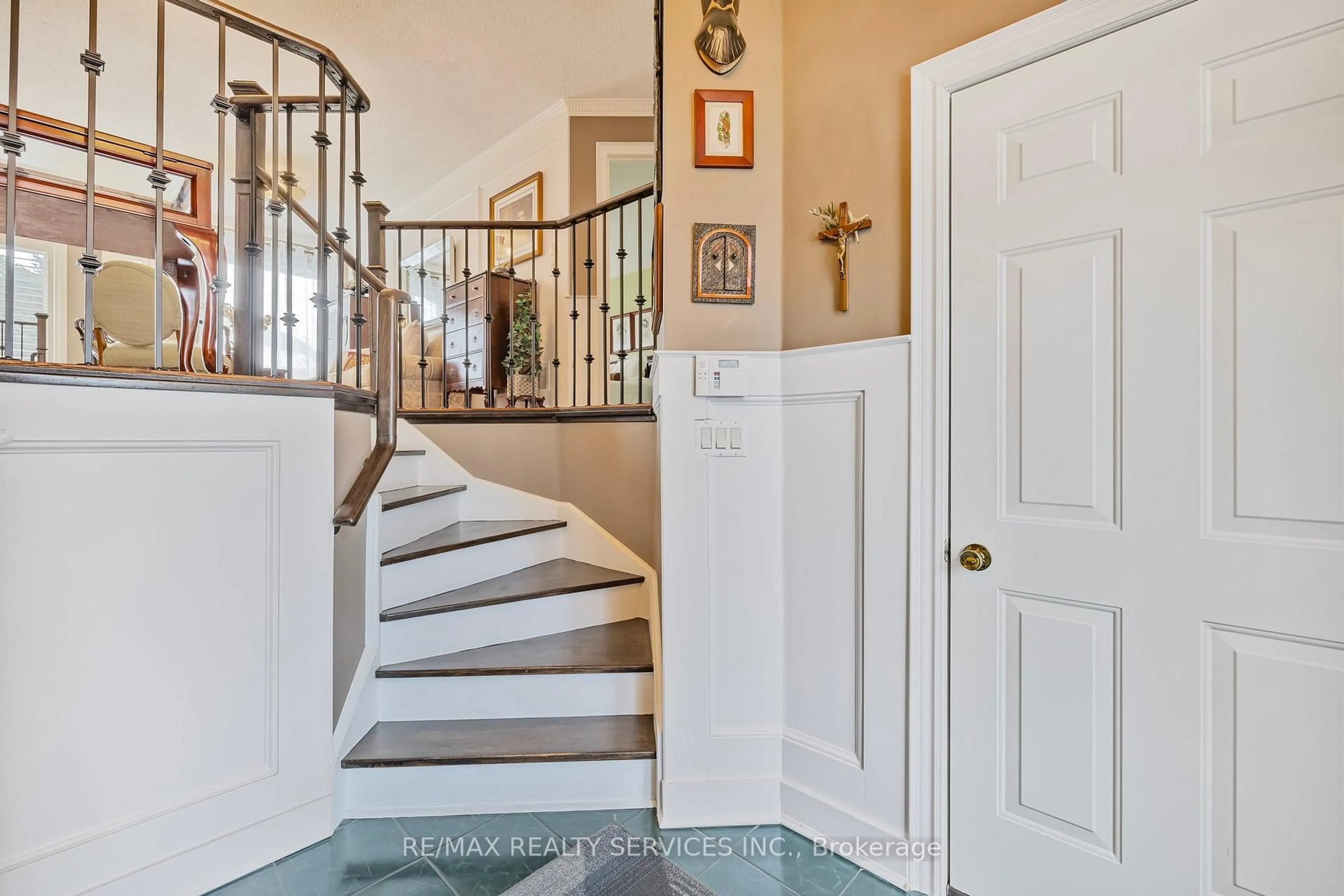Indoor entryway for 19 Livingston Dr, Caledon Ontario L7C 1A1