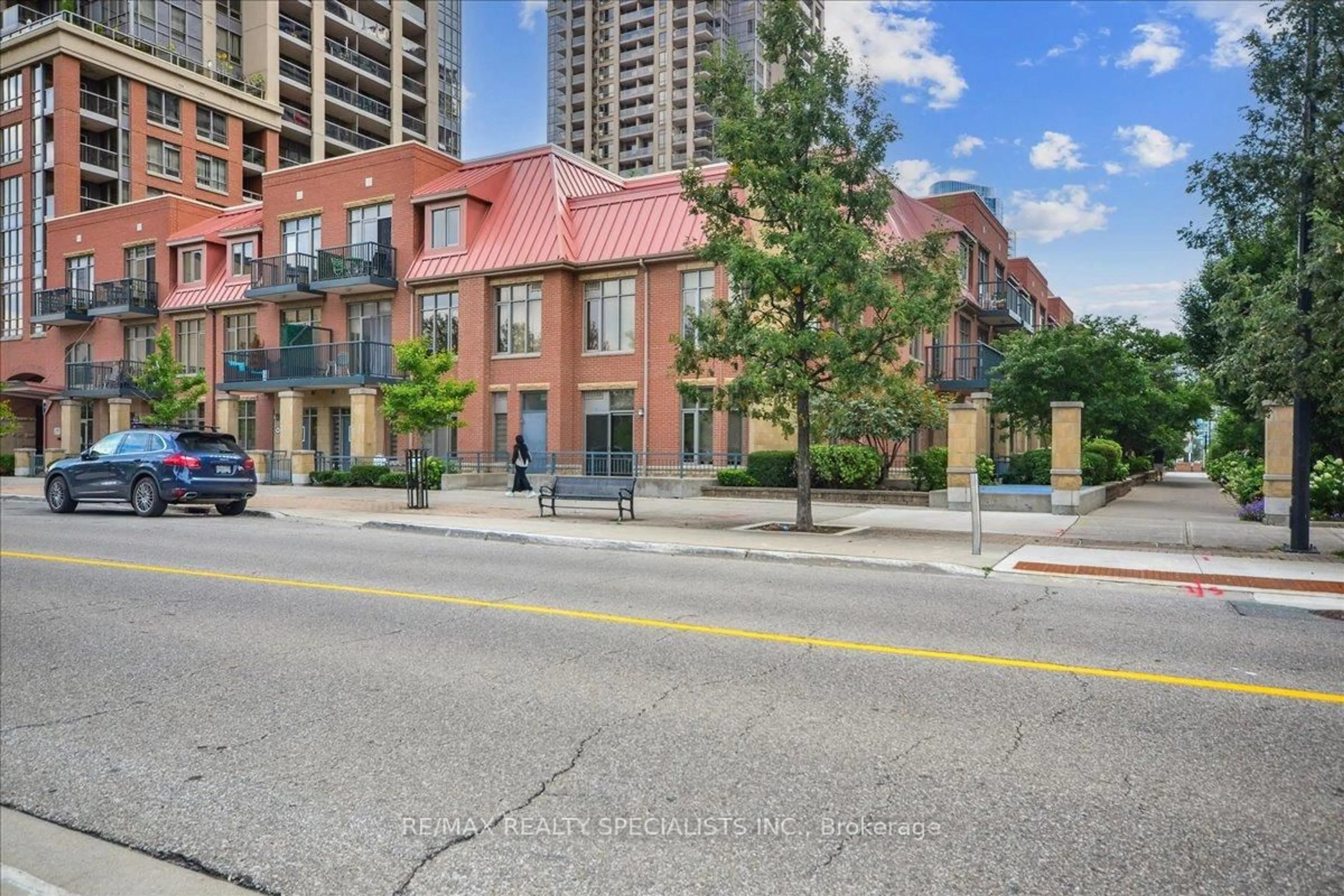 Patio, street for 330 Princess Royal Dr #319, Mississauga Ontario L5B 4P7