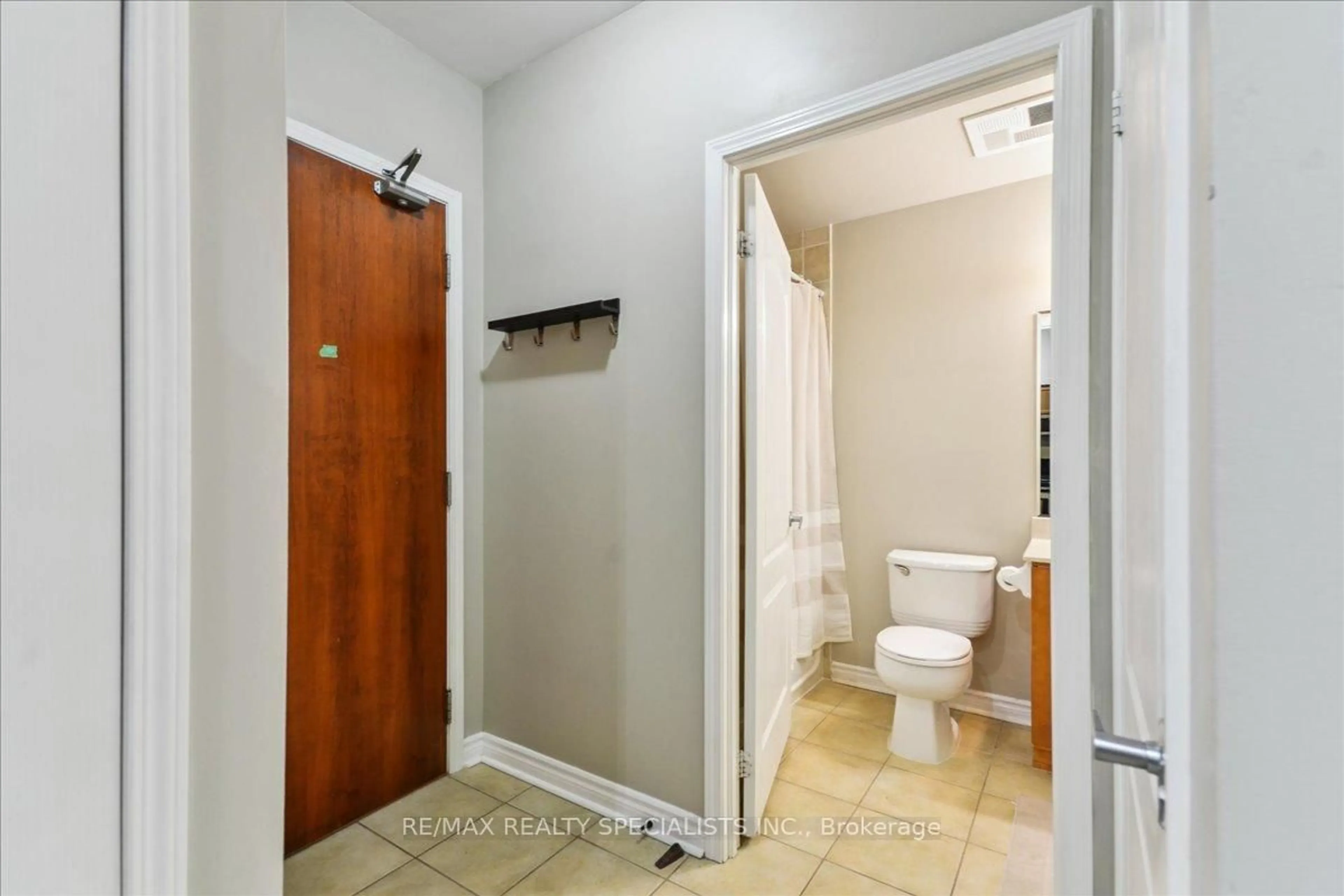 Standard bathroom, unknown for 330 Princess Royal Dr #319, Mississauga Ontario L5B 4P7
