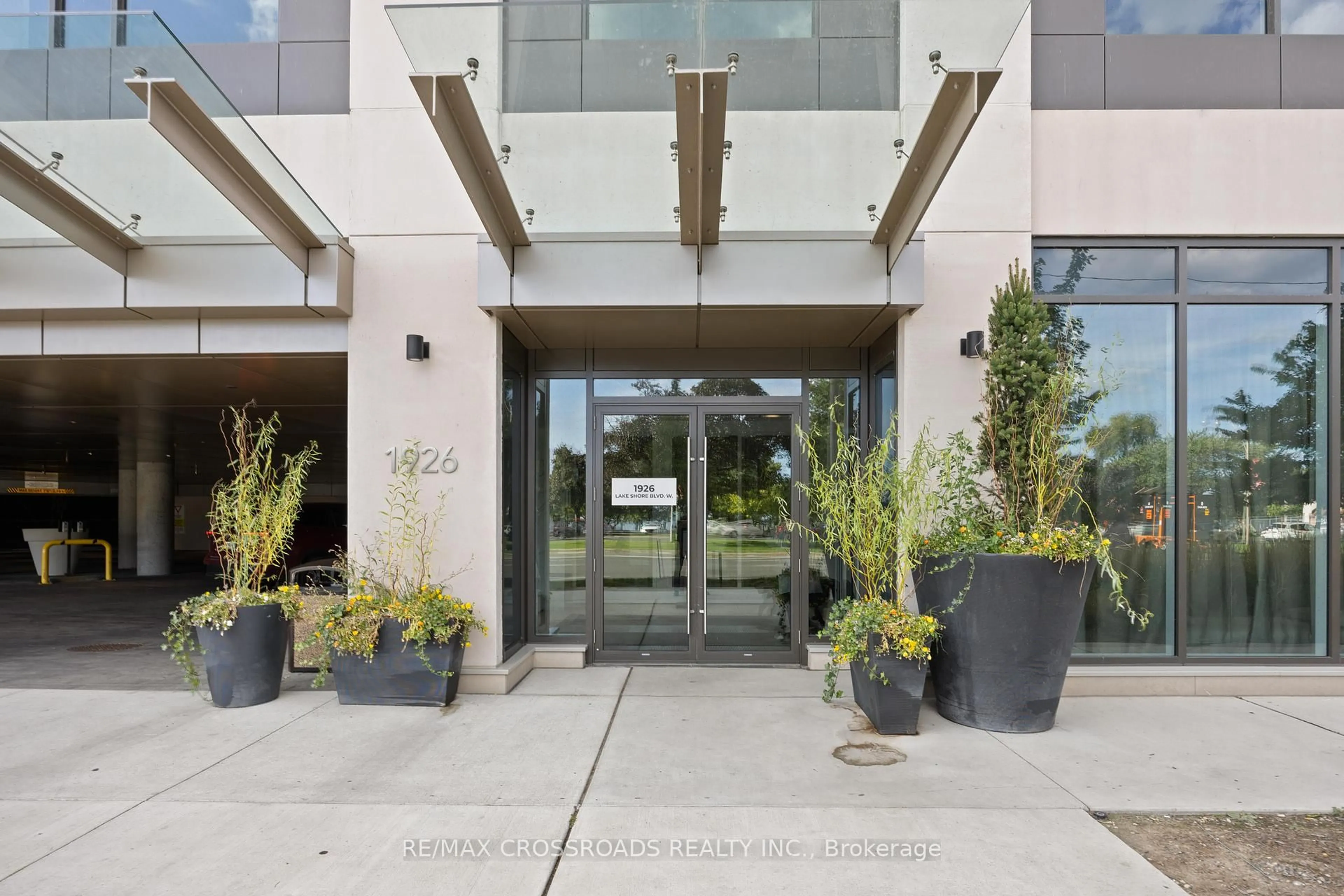 Indoor foyer for 1926 Lake Shore Blvd #2101, Toronto Ontario M6S 1A1