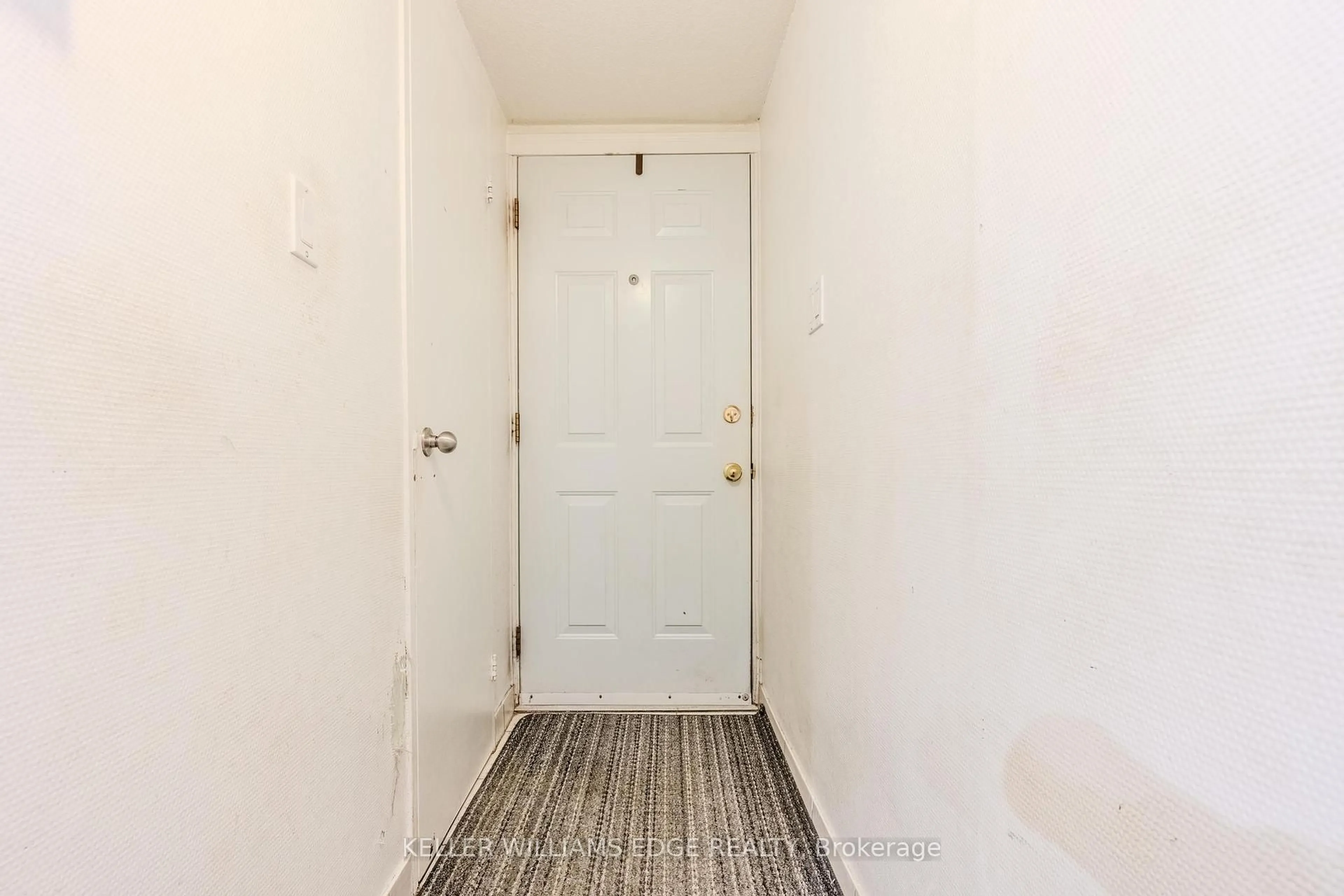Indoor entryway for 1055 Dundas St #227, Mississauga Ontario L4Y 3X6