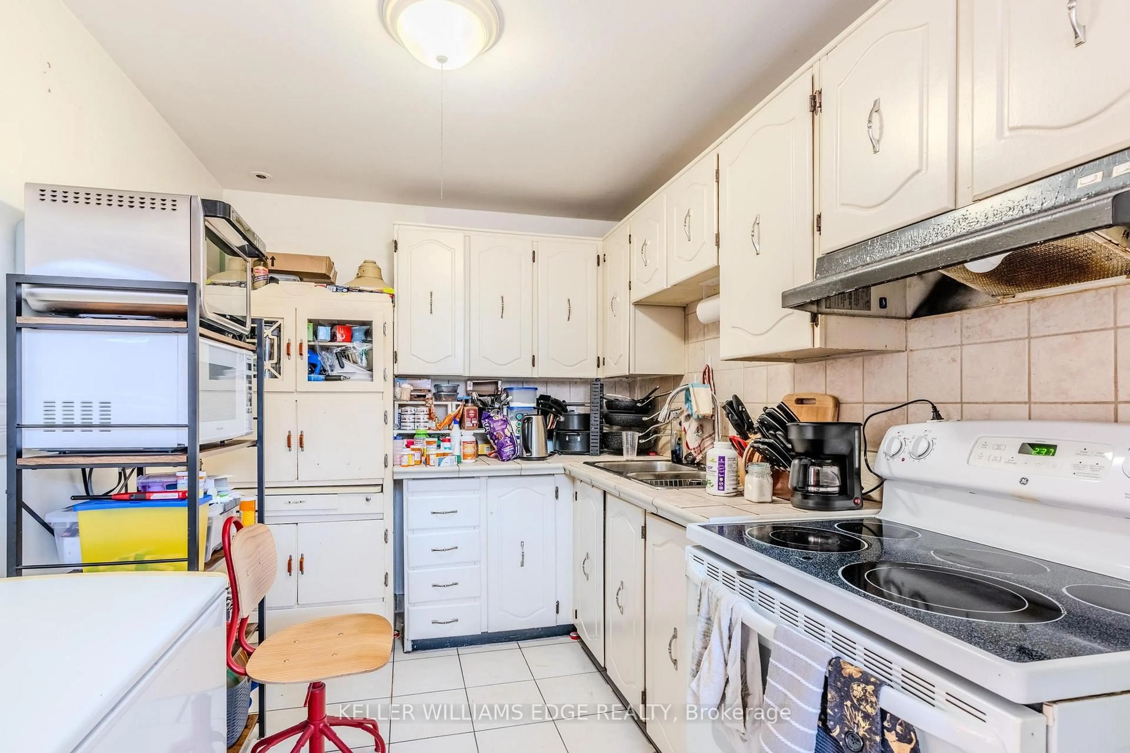 Standard kitchen, unknown for 1055 Dundas St #227, Mississauga Ontario L4Y 3X6