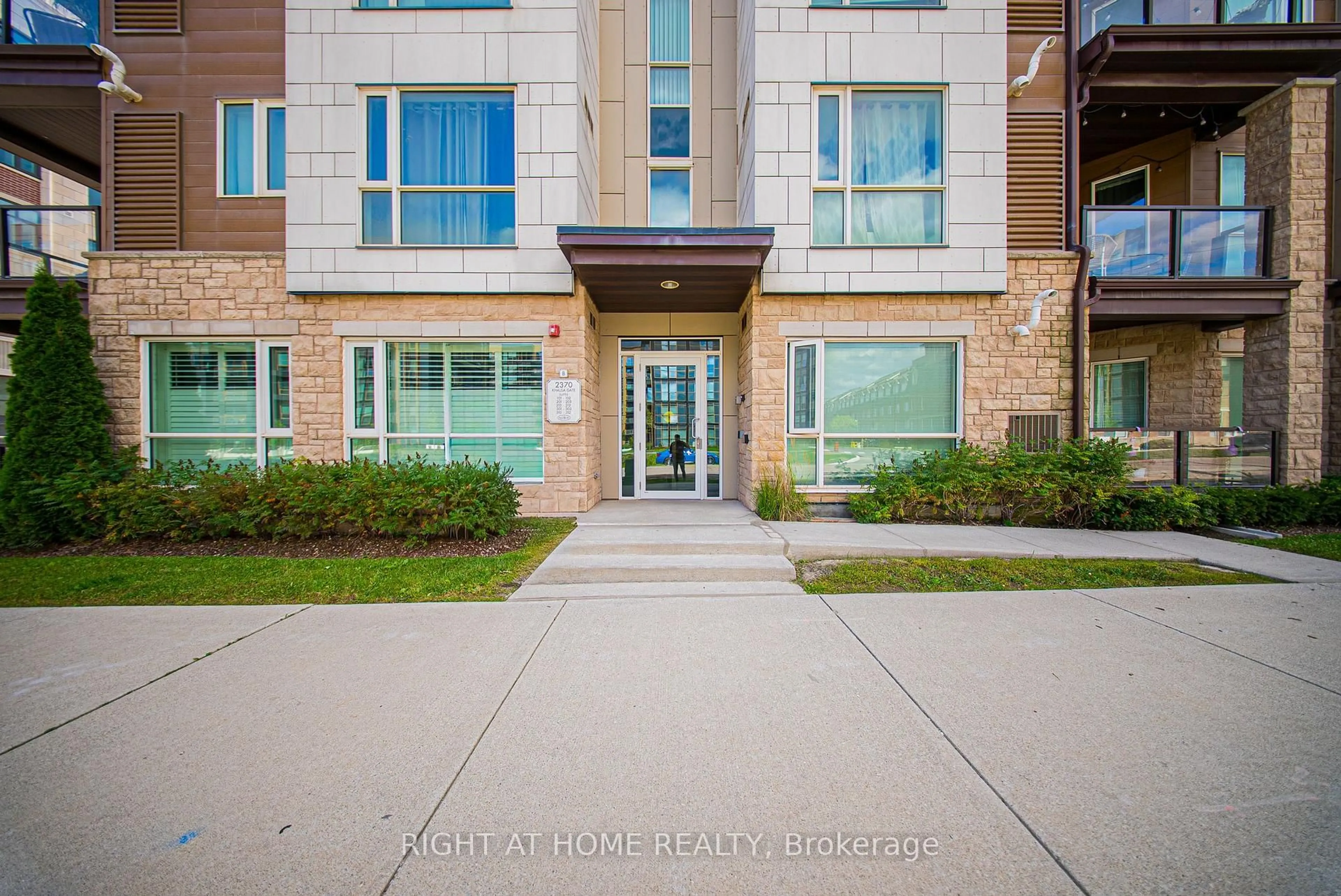 Unknown for 2370 Khalsa Gate #311, Oakville Ontario L6M 1P5
