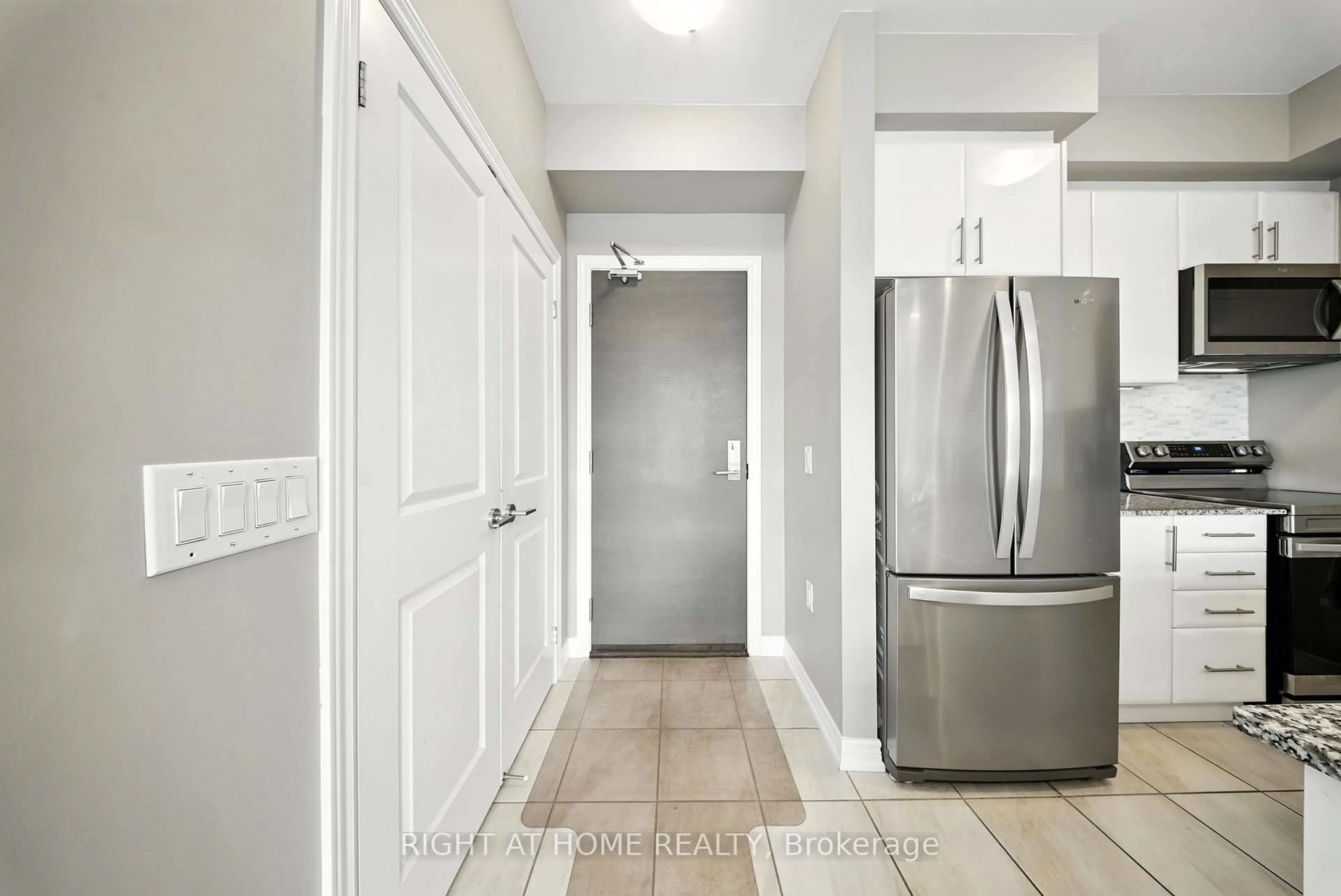 Indoor entryway for 2370 Khalsa Gate #311, Oakville Ontario L6M 1P5
