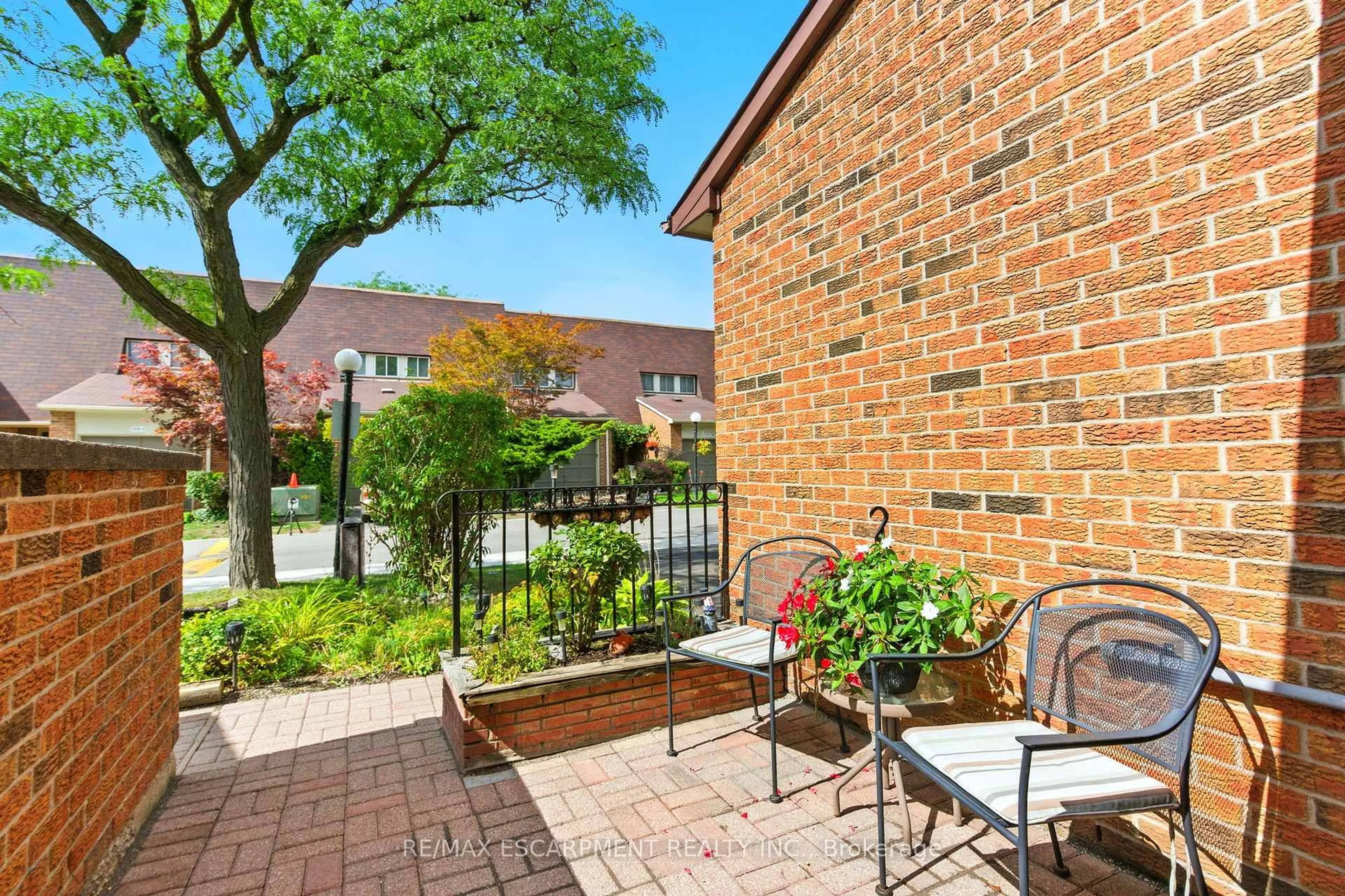 Patio, street for 3008 Palmer Dr #5, Burlington Ontario L7M 1L2