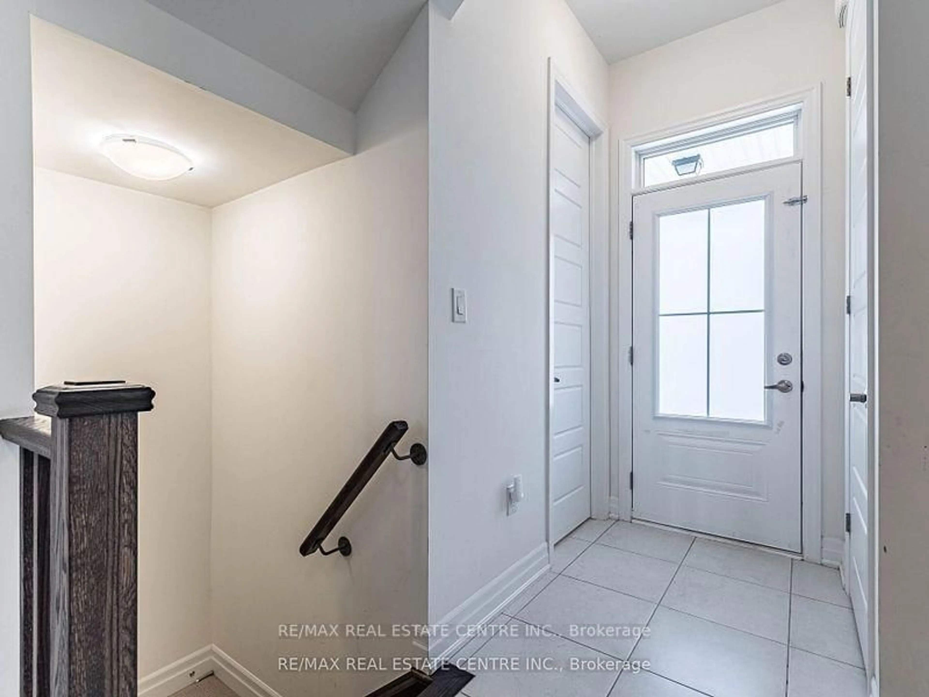 Indoor entryway for 975 Whitlock Ave #86, Milton Ontario L9E 1S9