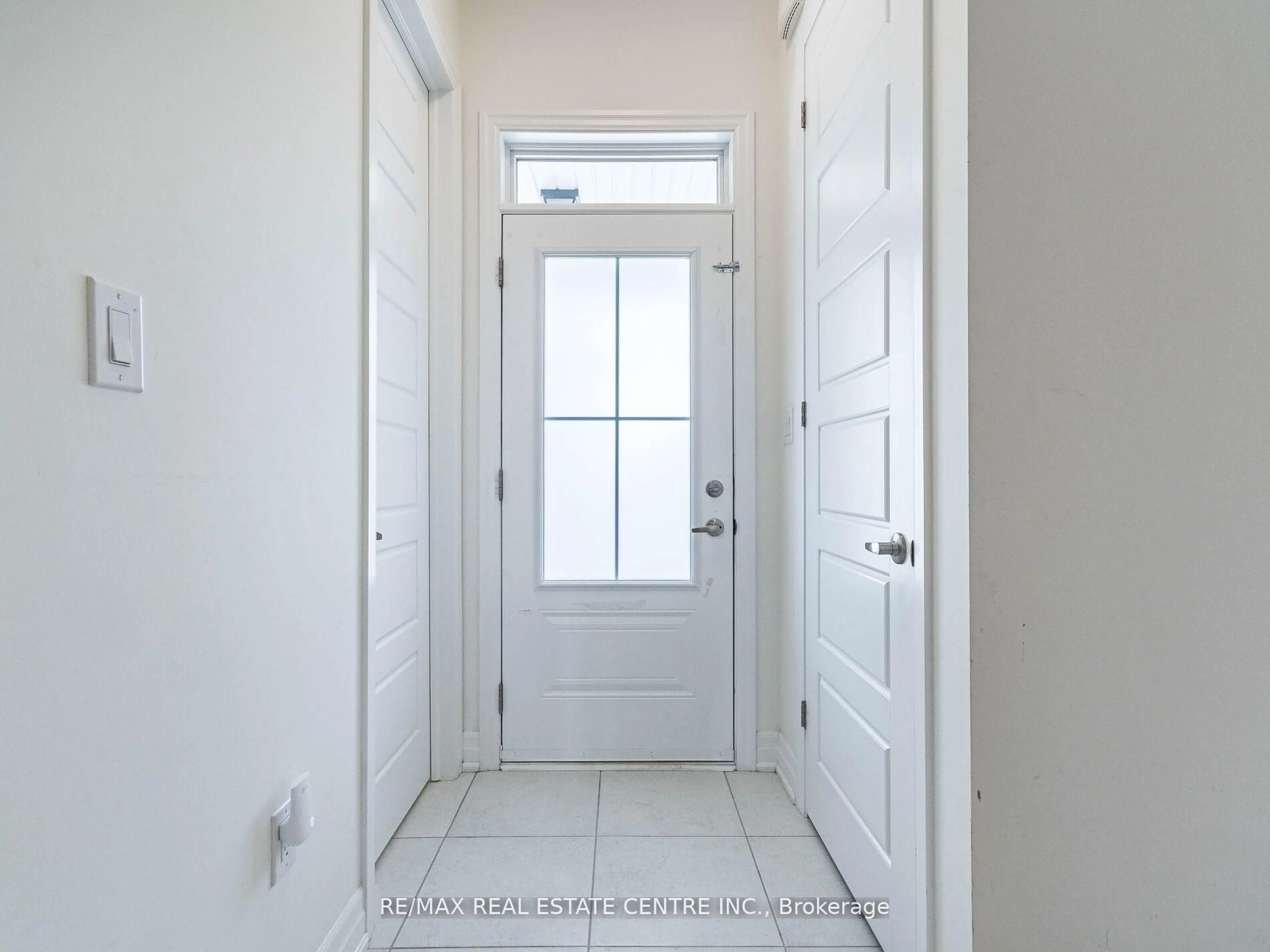Indoor entryway for 975 Whitlock Ave #86, Milton Ontario L9E 1S9