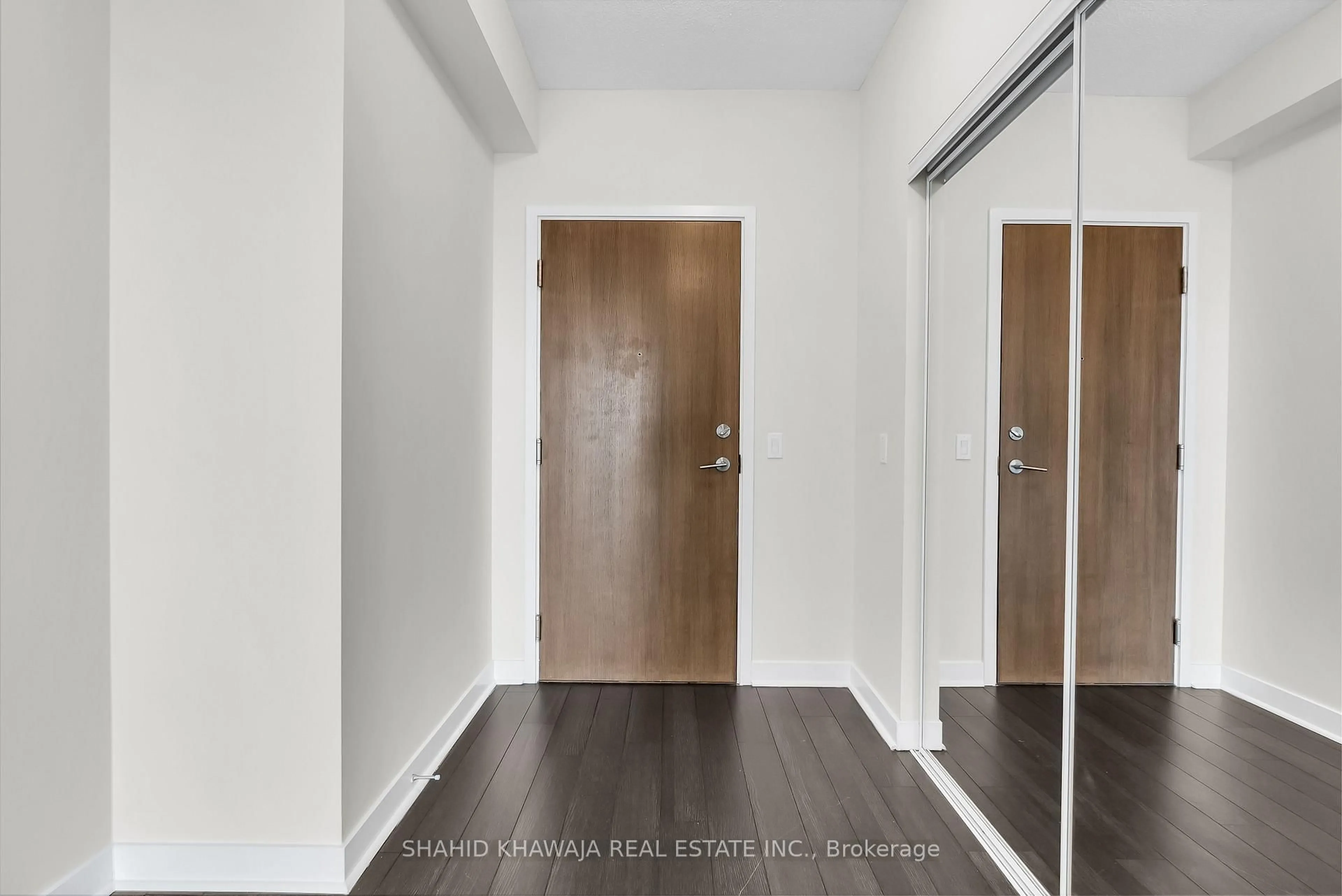 Indoor entryway for 3975 Grand Park Dr #4004, Mississauga Ontario L5B 4M6