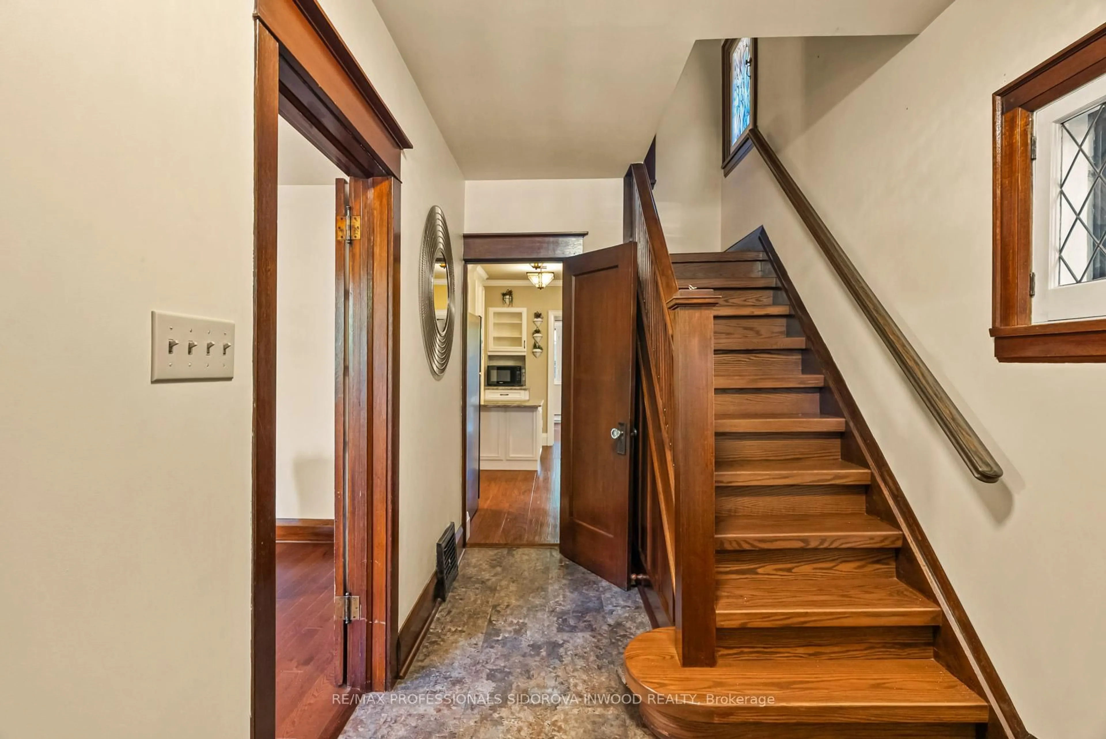 Indoor foyer for 114 Jane St, Toronto Ontario M6S 3Y6