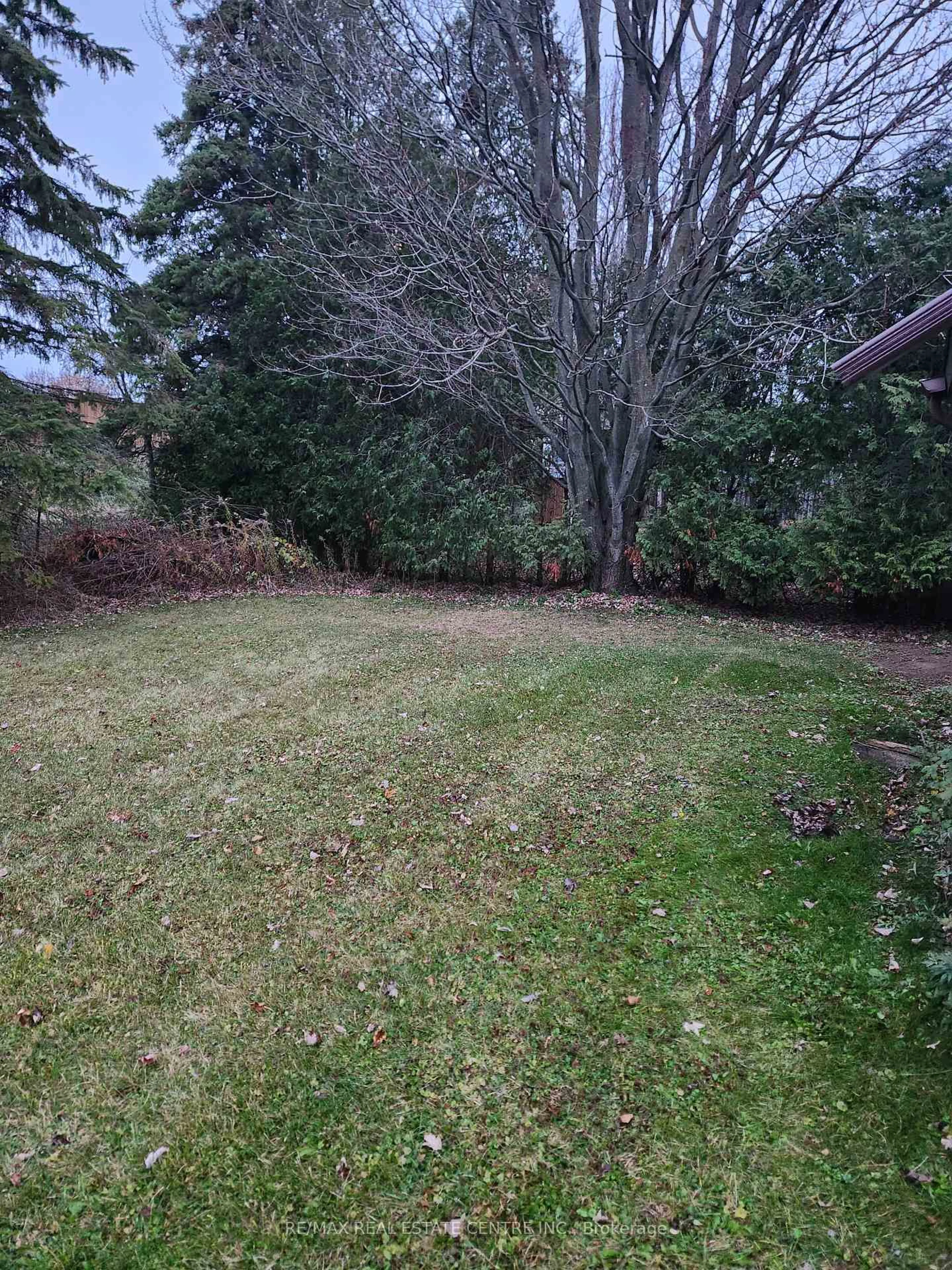 A pic from outside/outdoor area/front of a property/back of a property/a pic from drone, unknown for 27 Scene St, Halton Hills Ontario L7J 1A1