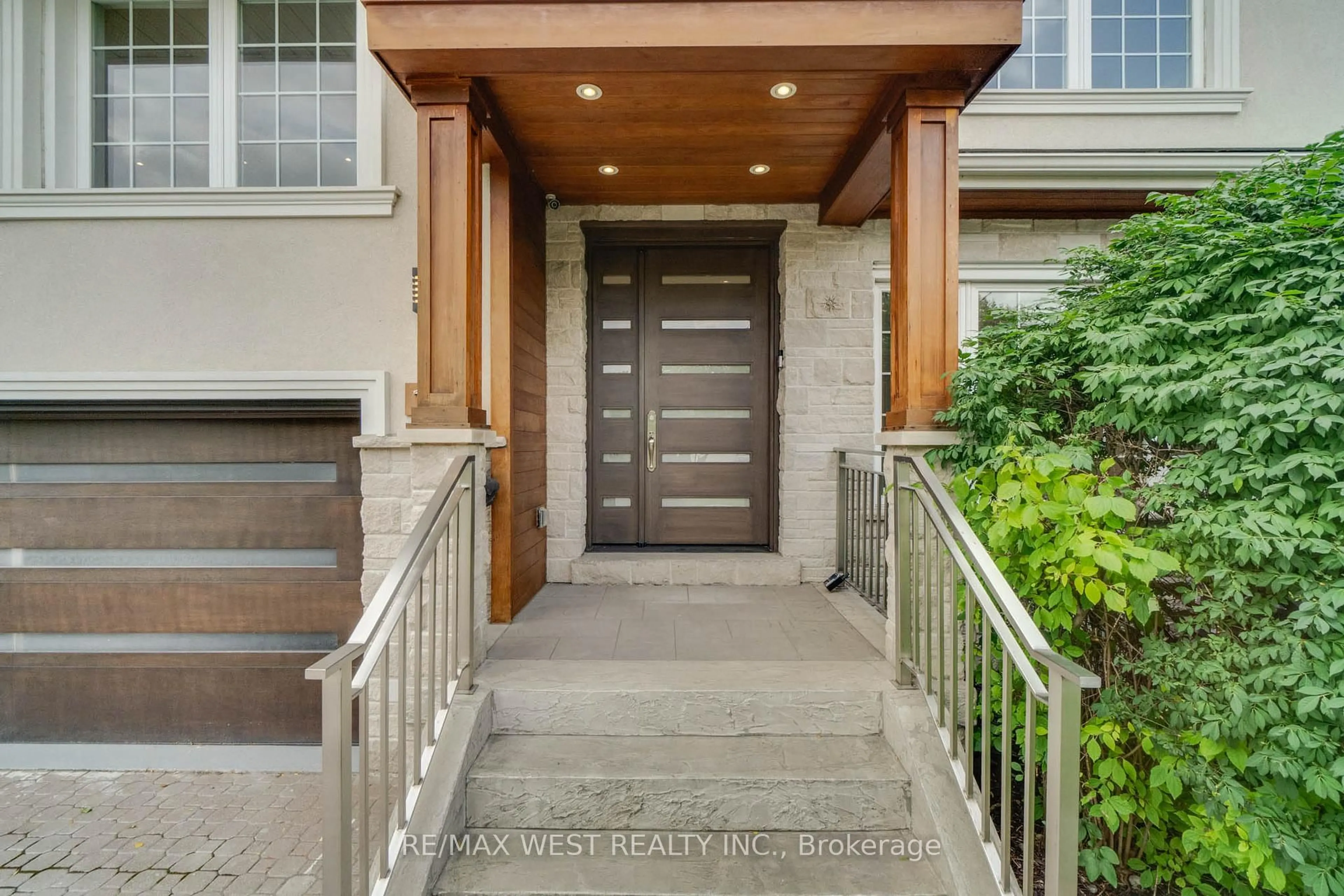 Indoor entryway for 130 Saturn Rd, Toronto Ontario M9C 2S6