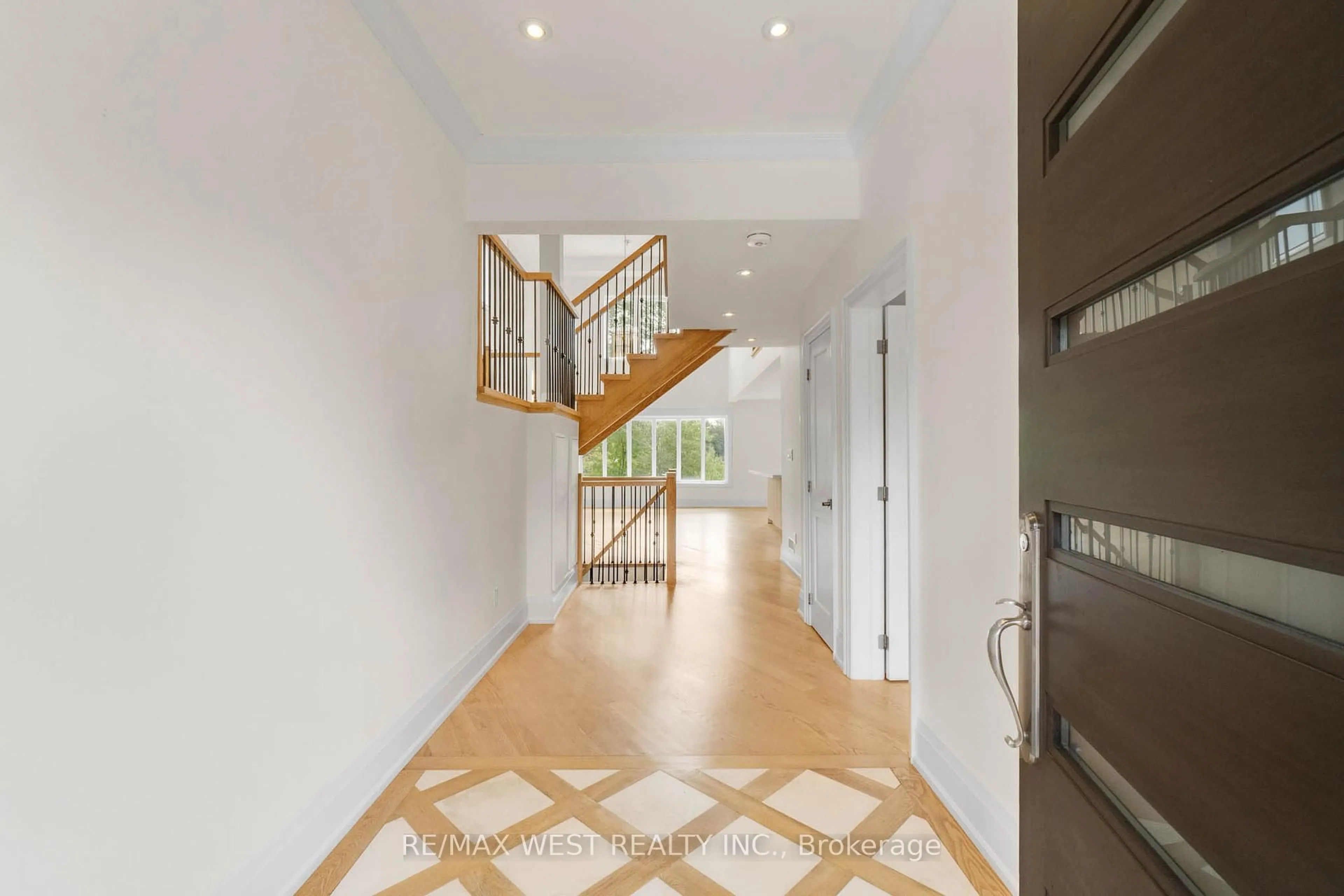 Indoor foyer for 130 Saturn Rd, Toronto Ontario M9C 2S6