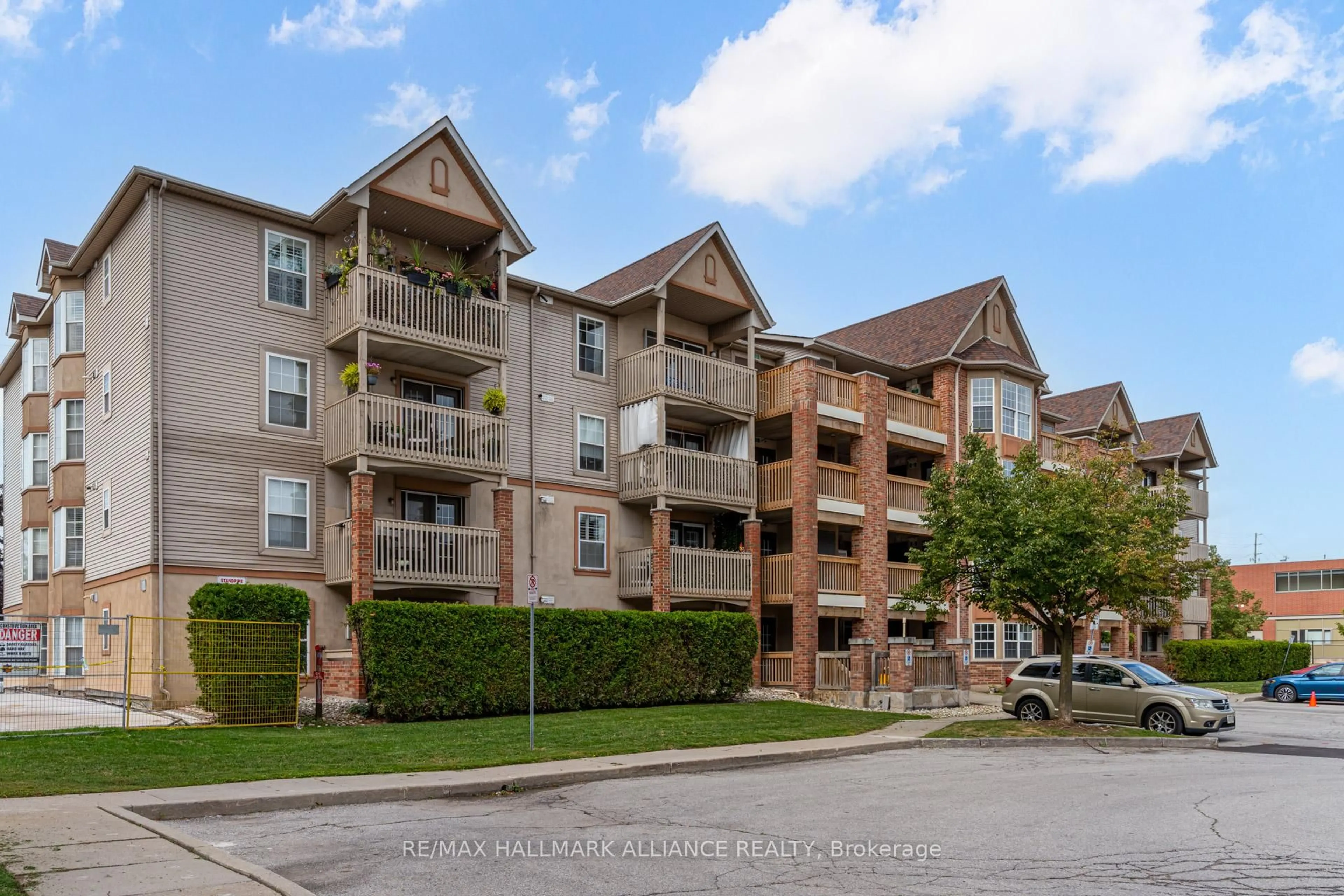 A pic from outside/outdoor area/front of a property/back of a property/a pic from drone, street for 4003 Kilmer Dr #312, Burlington Ontario L7M 4M1