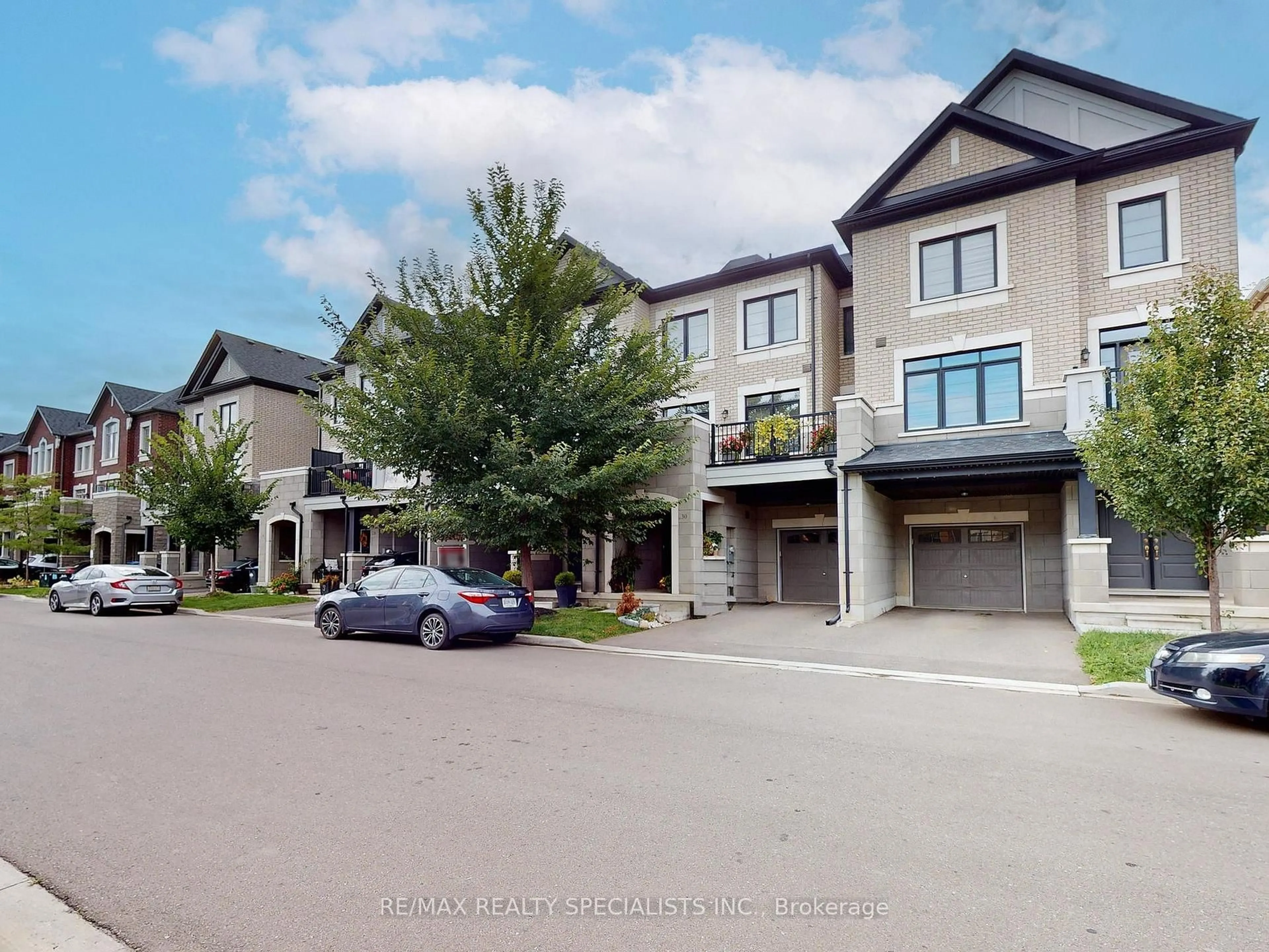 A pic from outside/outdoor area/front of a property/back of a property/a pic from drone, street for 28 Backwater Tr, Brampton Ontario L7C 0Y8