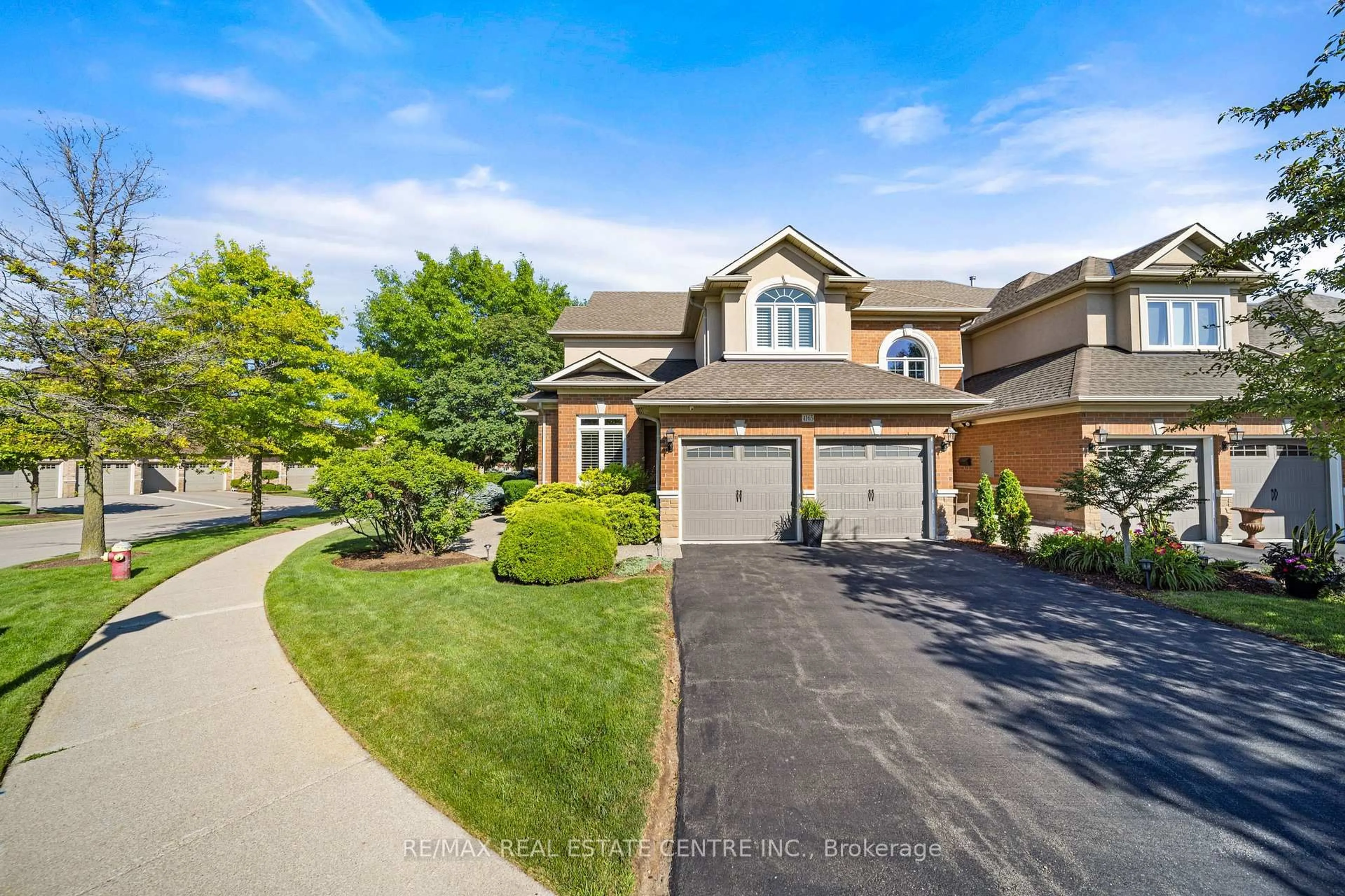 A pic from outside/outdoor area/front of a property/back of a property/a pic from drone, street for 4165 Stonebridge Cres, Burlington Ontario L7M 4N2