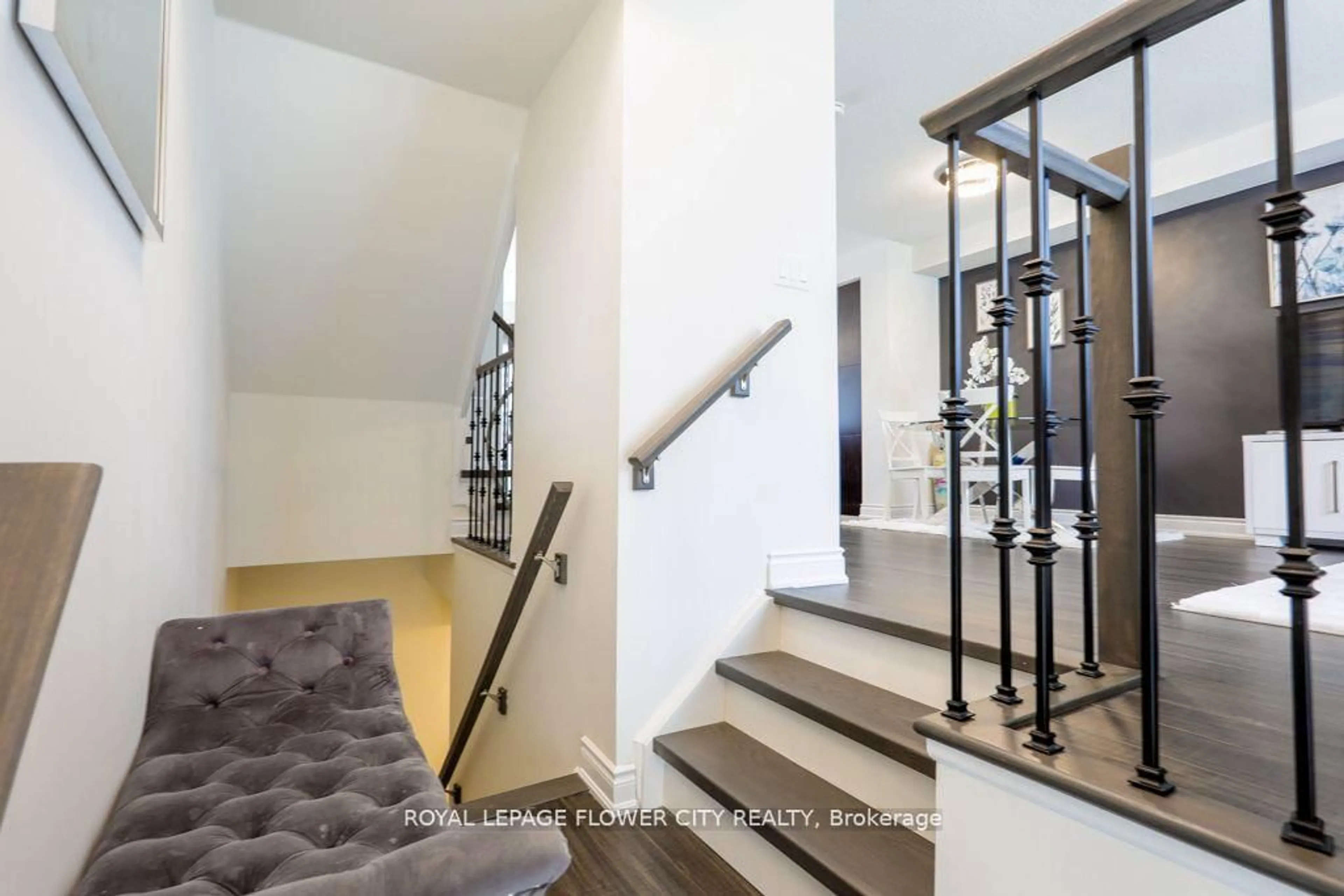 Indoor foyer for 1 Beckenrose Crt #30, Brampton Ontario L6Y 6G2