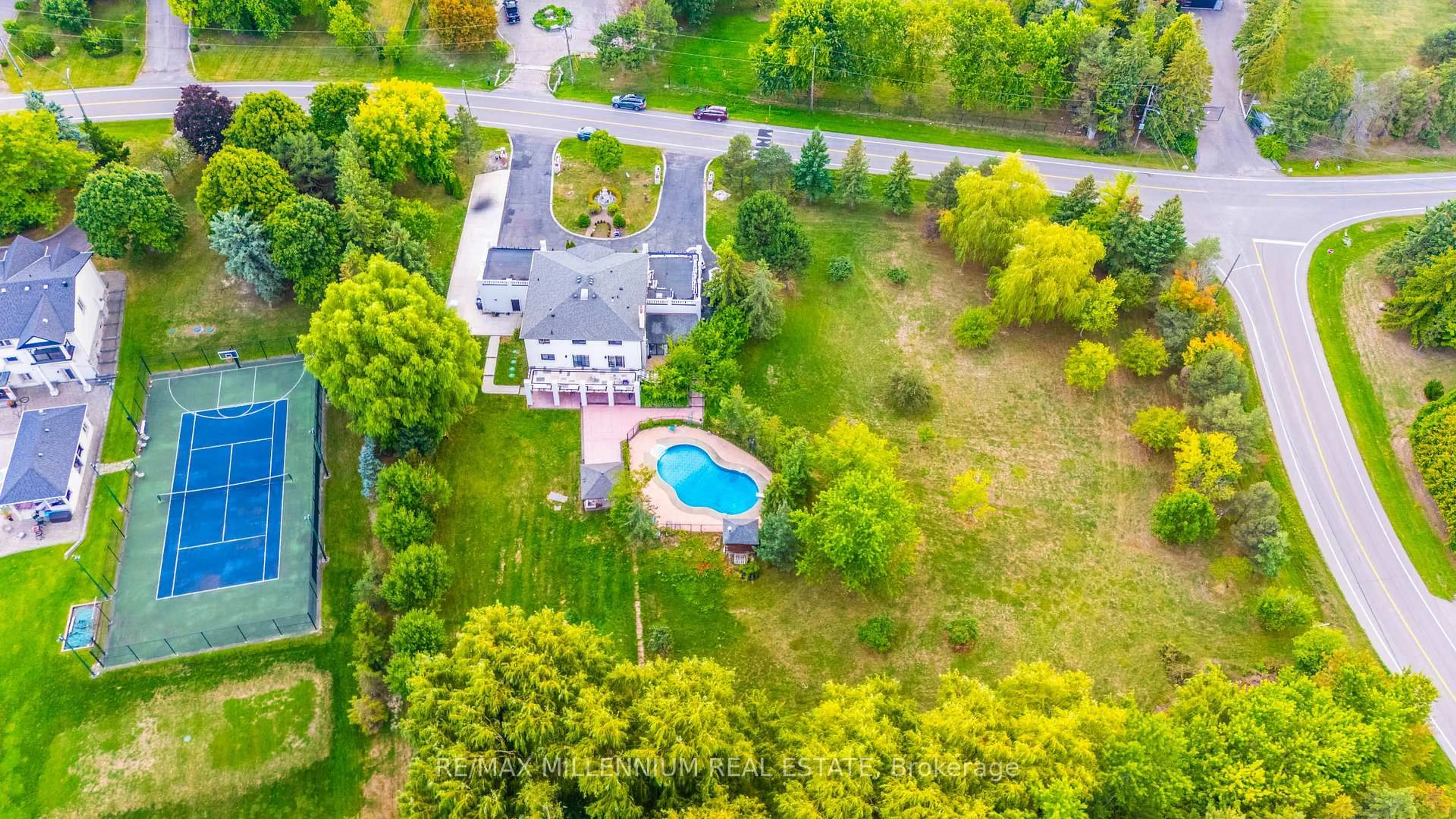 A pic from outside/outdoor area/front of a property/back of a property/a pic from drone, unknown for 15 Julian Dr, Brampton Ontario L6P 0L3