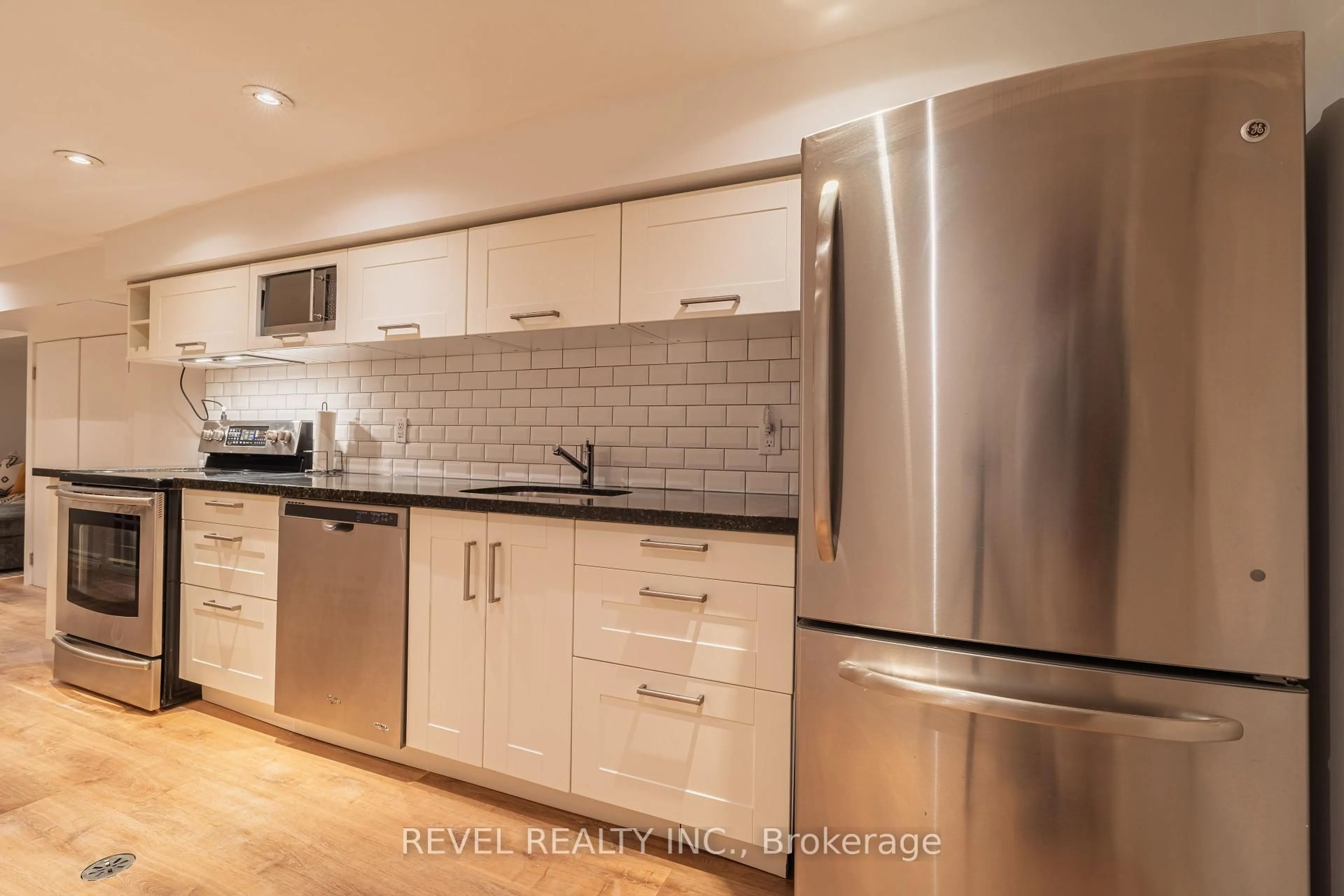 Standard kitchen, wood/laminate floor for 87 Earlscourt Ave Ave, Toronto Ontario M6E 4A8