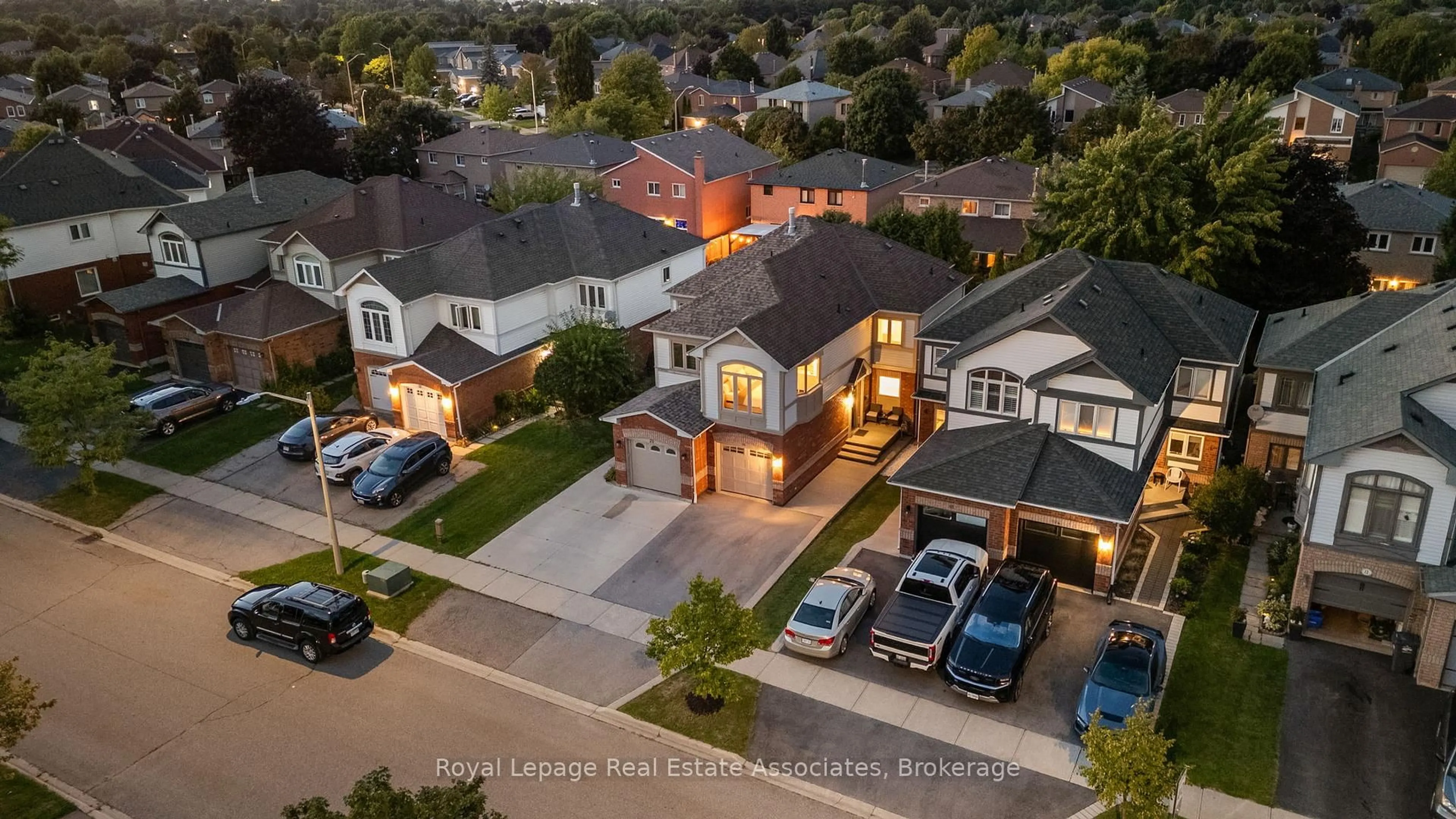 A pic from outside/outdoor area/front of a property/back of a property/a pic from drone, street for 18 Emslie St, Halton Hills Ontario L7G 5V8
