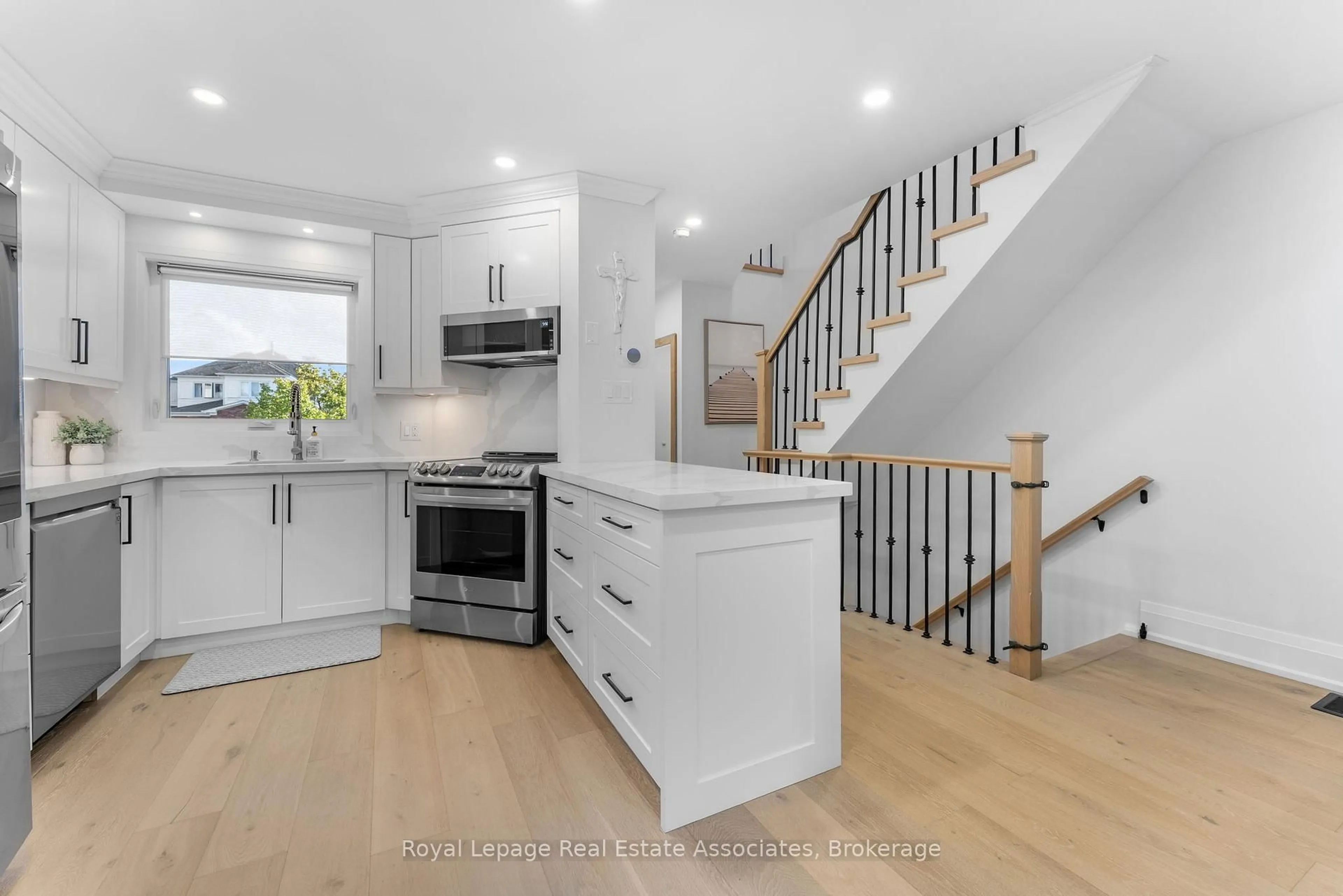 Open concept kitchen, unknown for 18 Emslie St, Halton Hills Ontario L7G 5V8