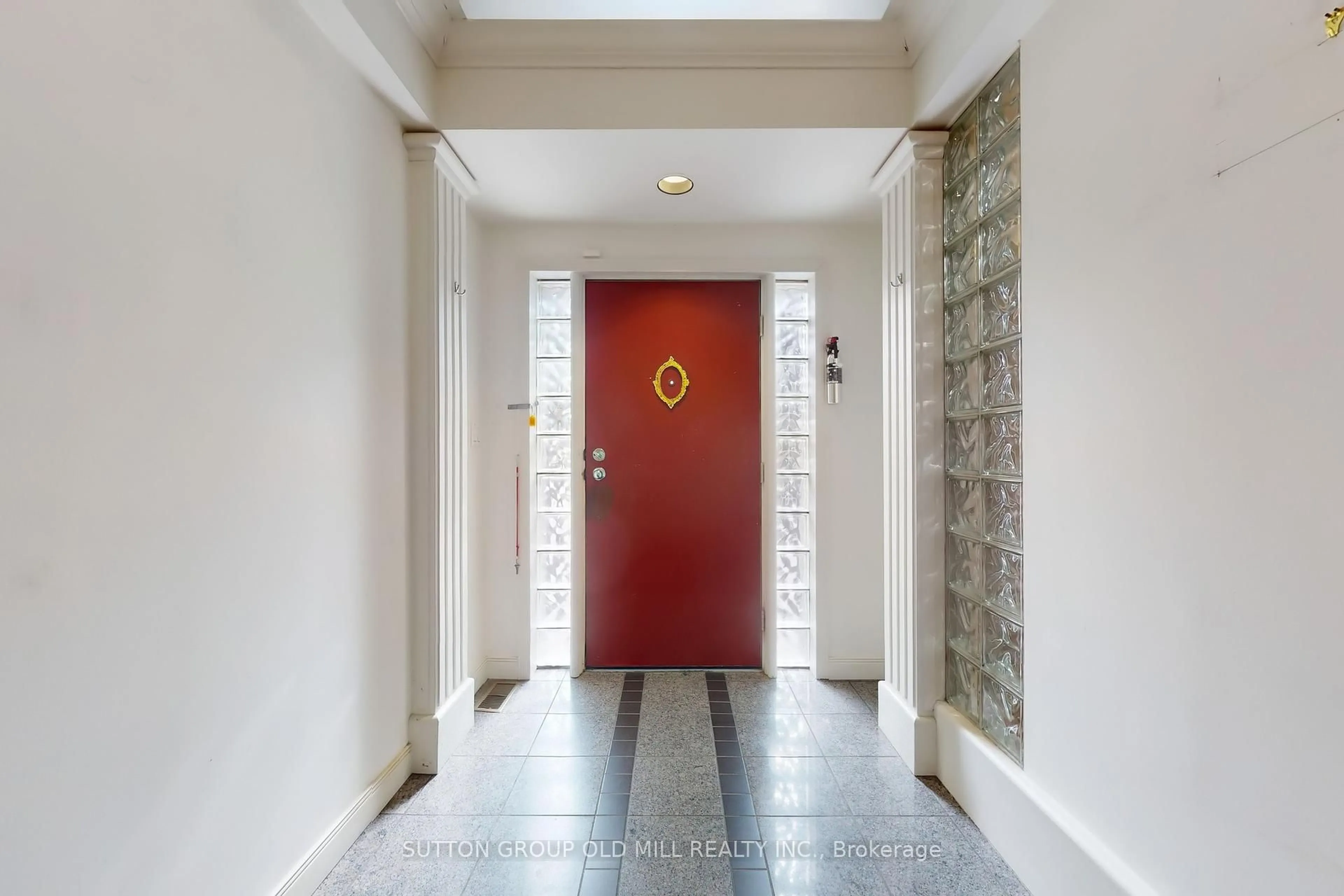 Indoor foyer for 25 Montgomery Rd, Toronto Ontario M8X 1Z6