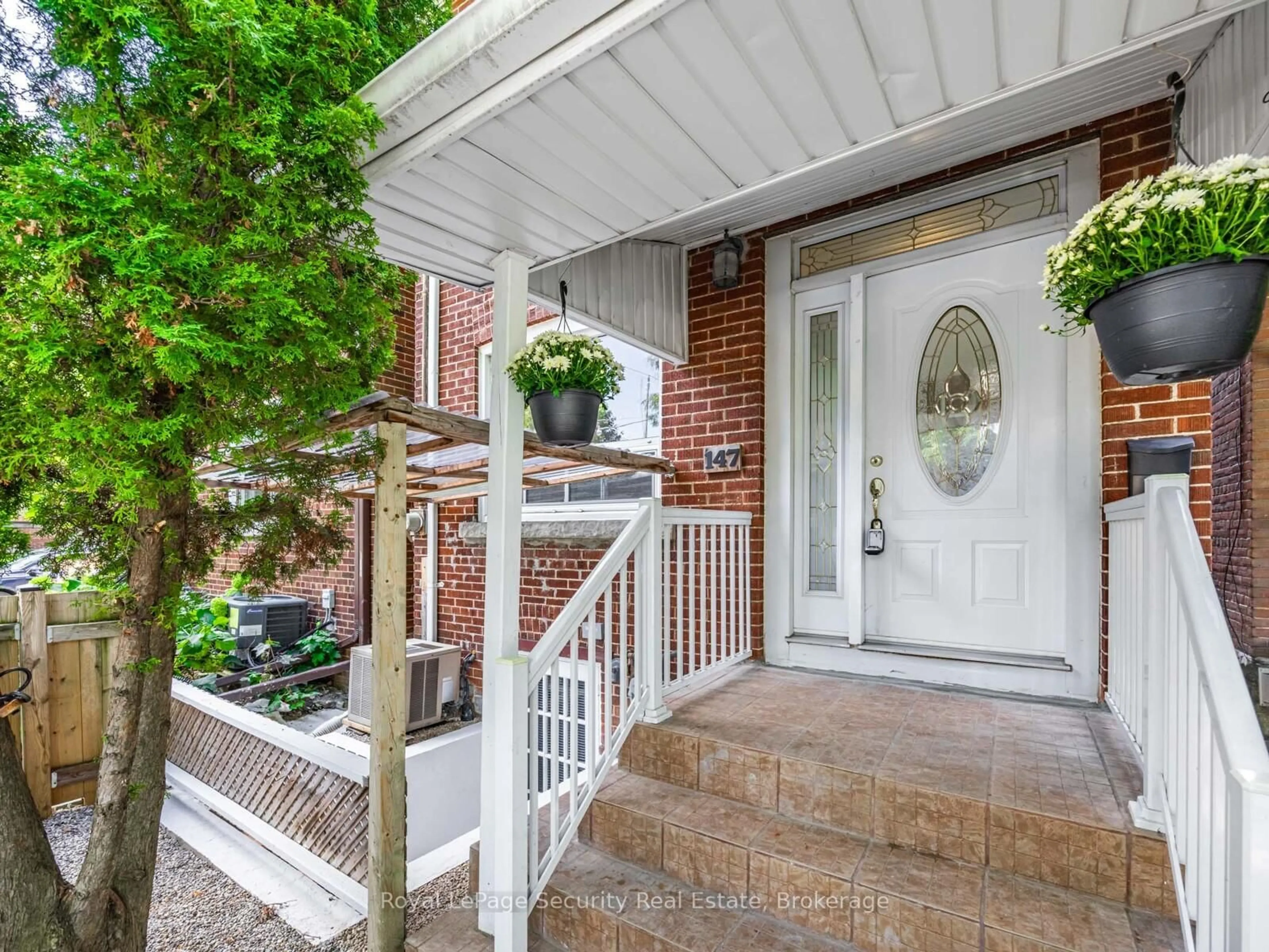 Indoor entryway for 147 Hope St, Toronto Ontario M6E 1K4