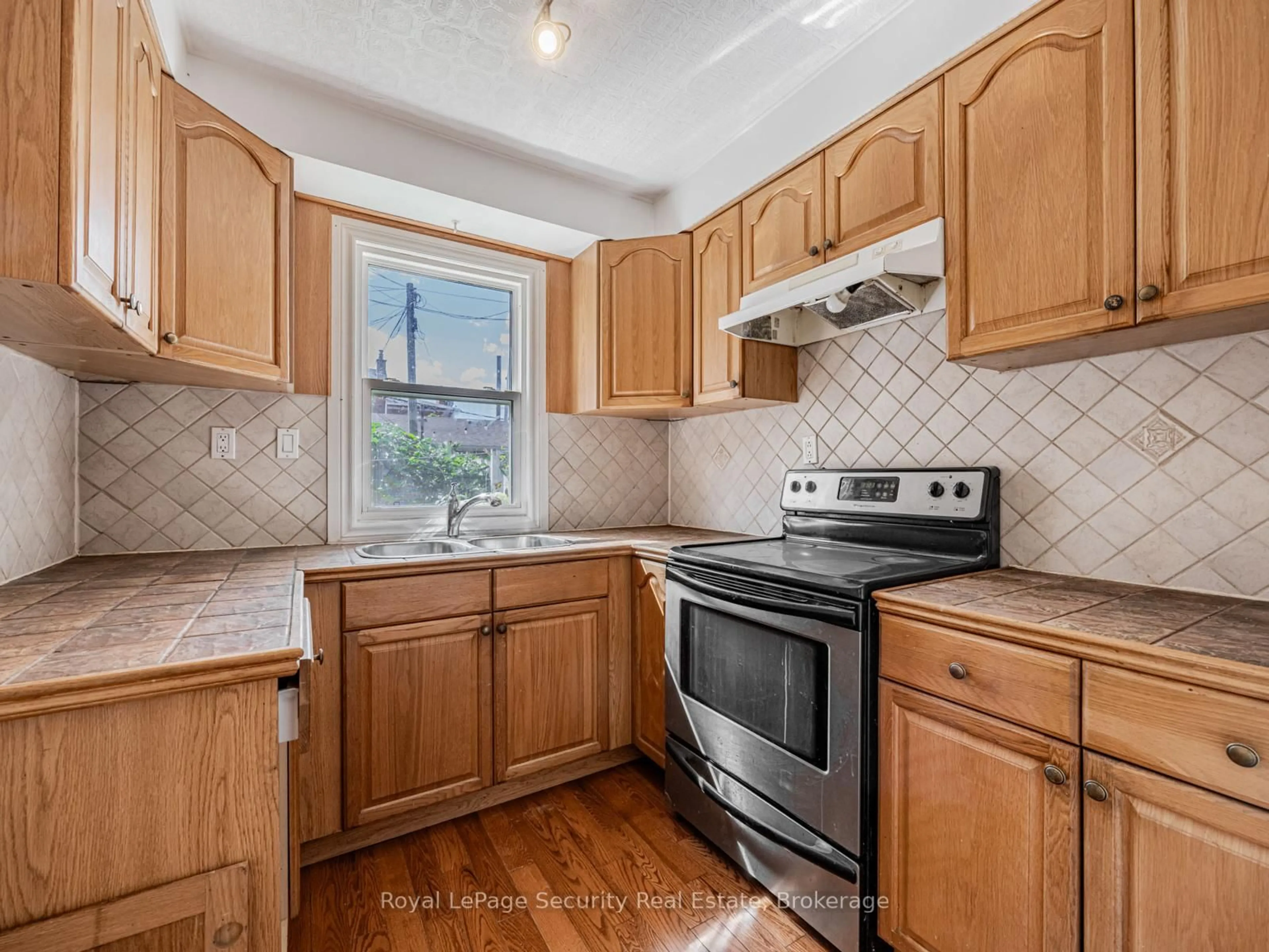 Standard kitchen, unknown for 147 Hope St, Toronto Ontario M6E 1K4