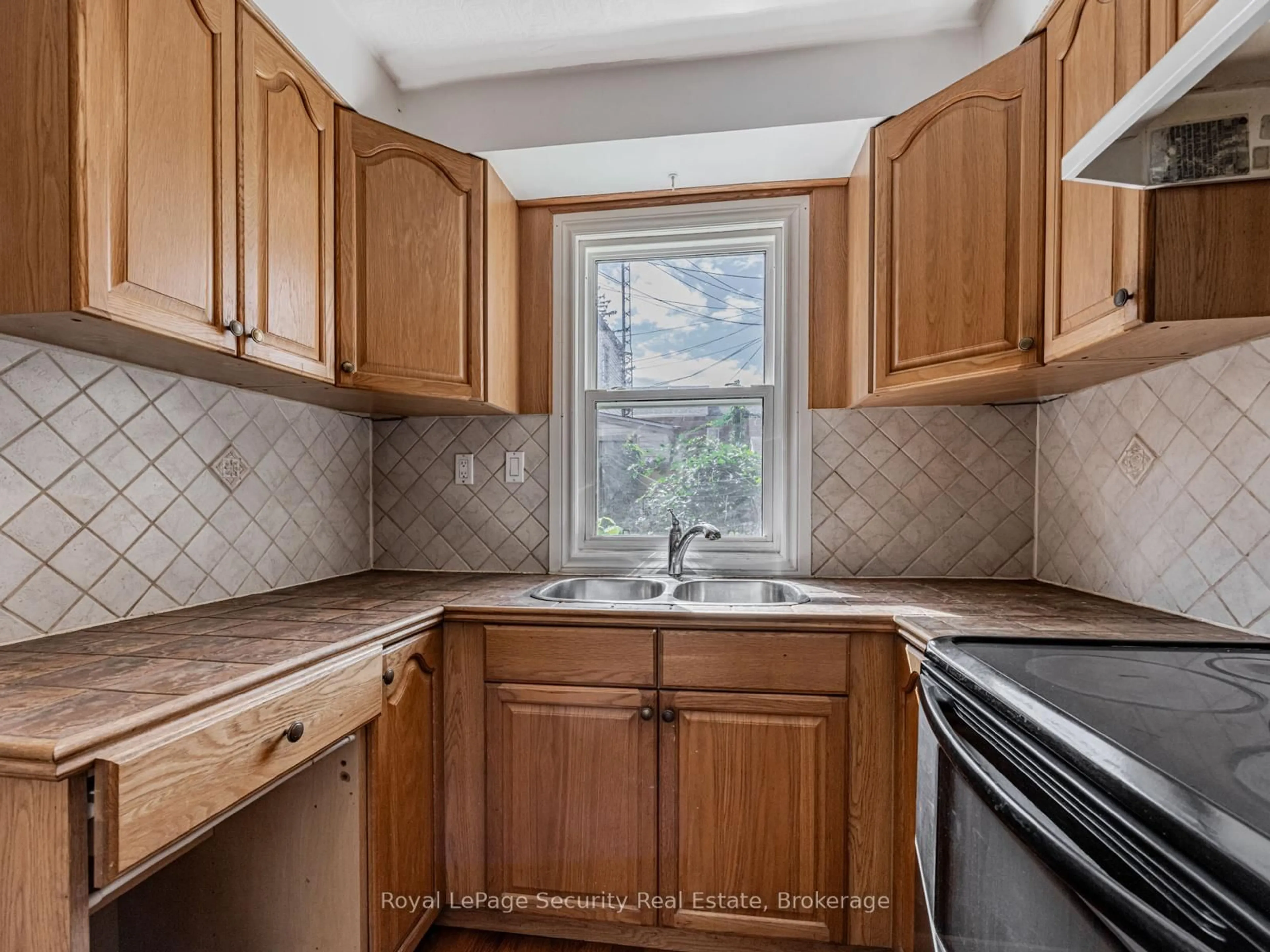Standard kitchen, unknown for 147 Hope St, Toronto Ontario M6E 1K4