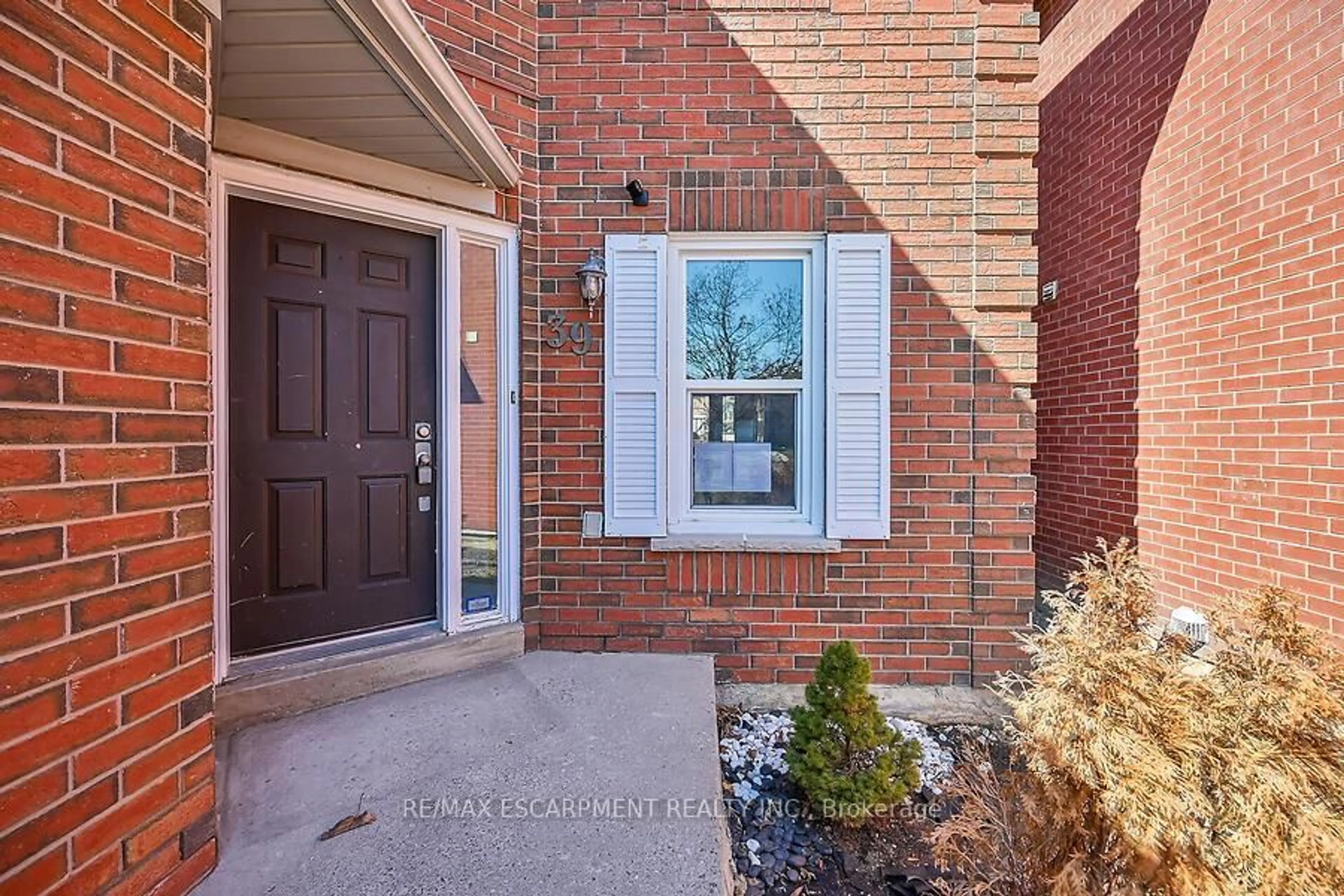 Indoor entryway for 39 Blue Spruce St, Brampton Ontario L6R 1C4