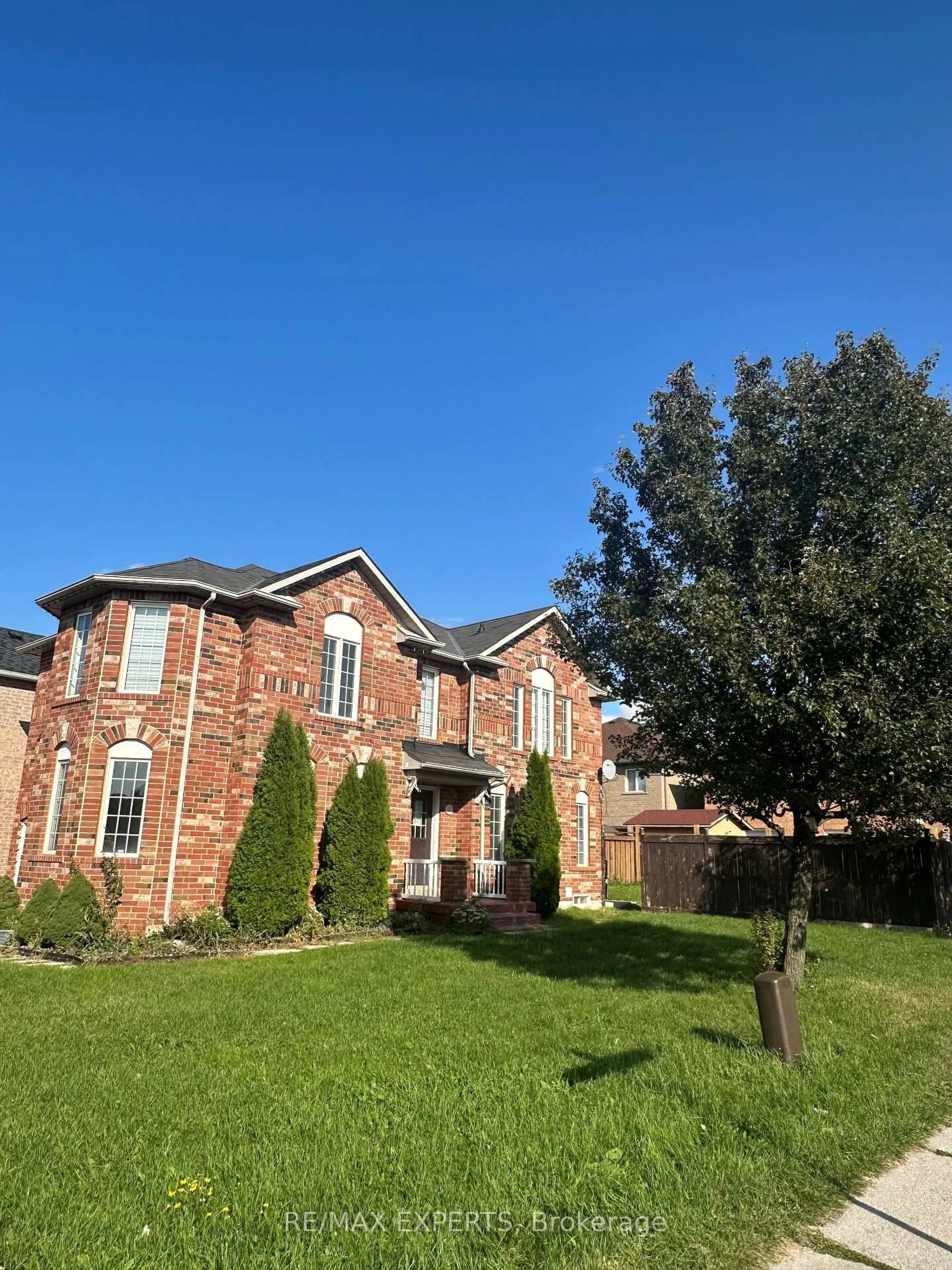 Home with brick exterior material, building for 127 Worthington Ave, Brampton Ontario L7A 3H3