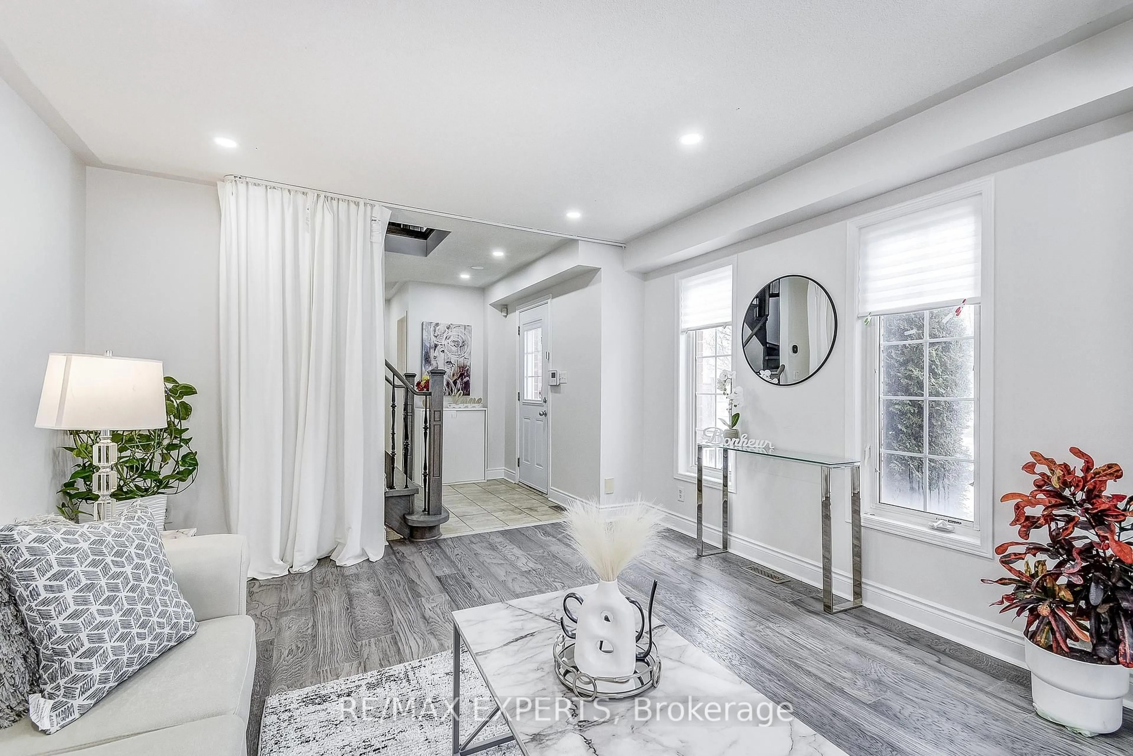 Indoor entryway for 127 Worthington Ave, Brampton Ontario L7A 3H3