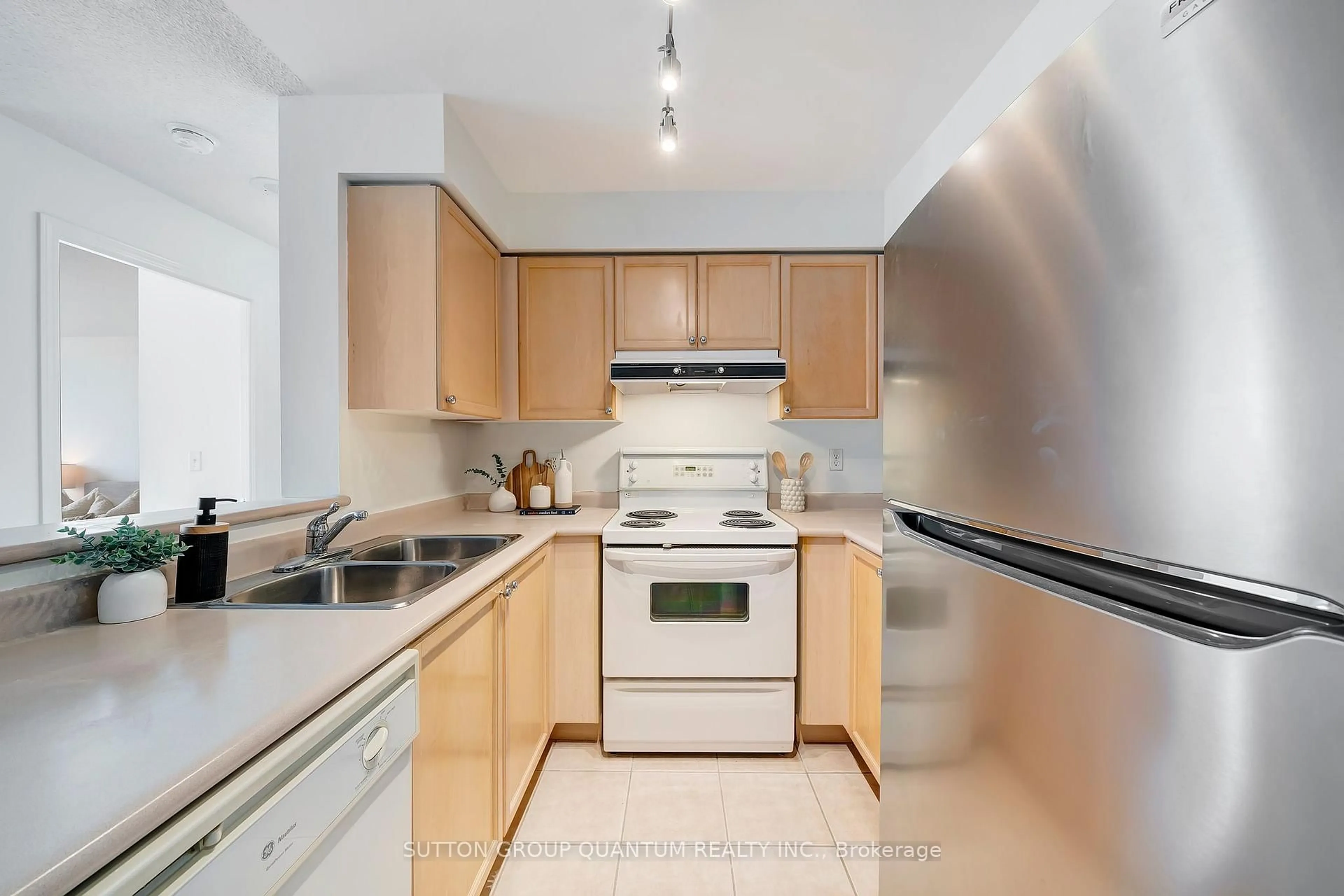 Standard kitchen, unknown for 2585 Erin Centre Blvd. Blvd #703, Mississauga Ontario L5M 6Z7
