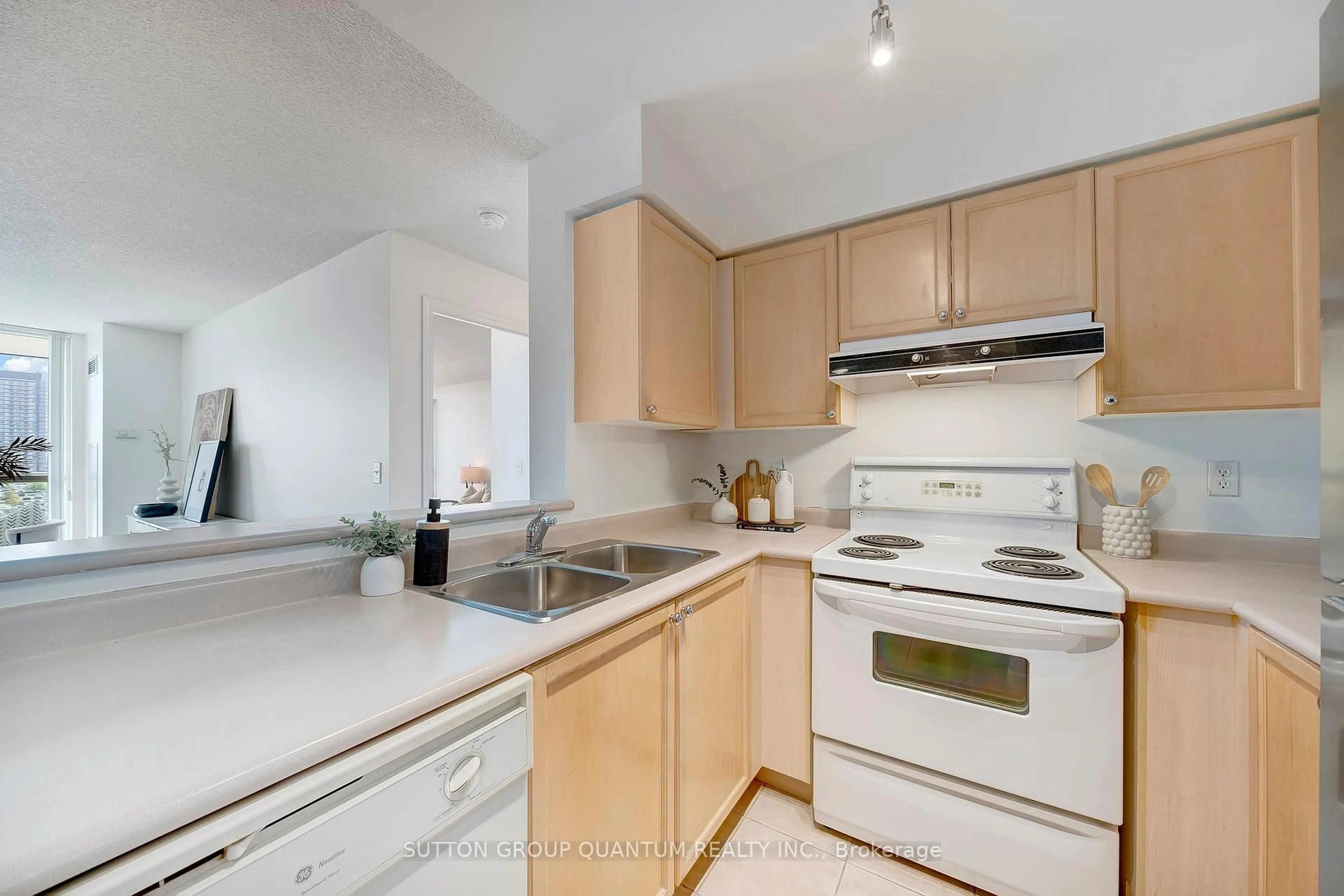 Standard kitchen, unknown for 2585 Erin Centre Blvd. Blvd #703, Mississauga Ontario L5M 6Z7