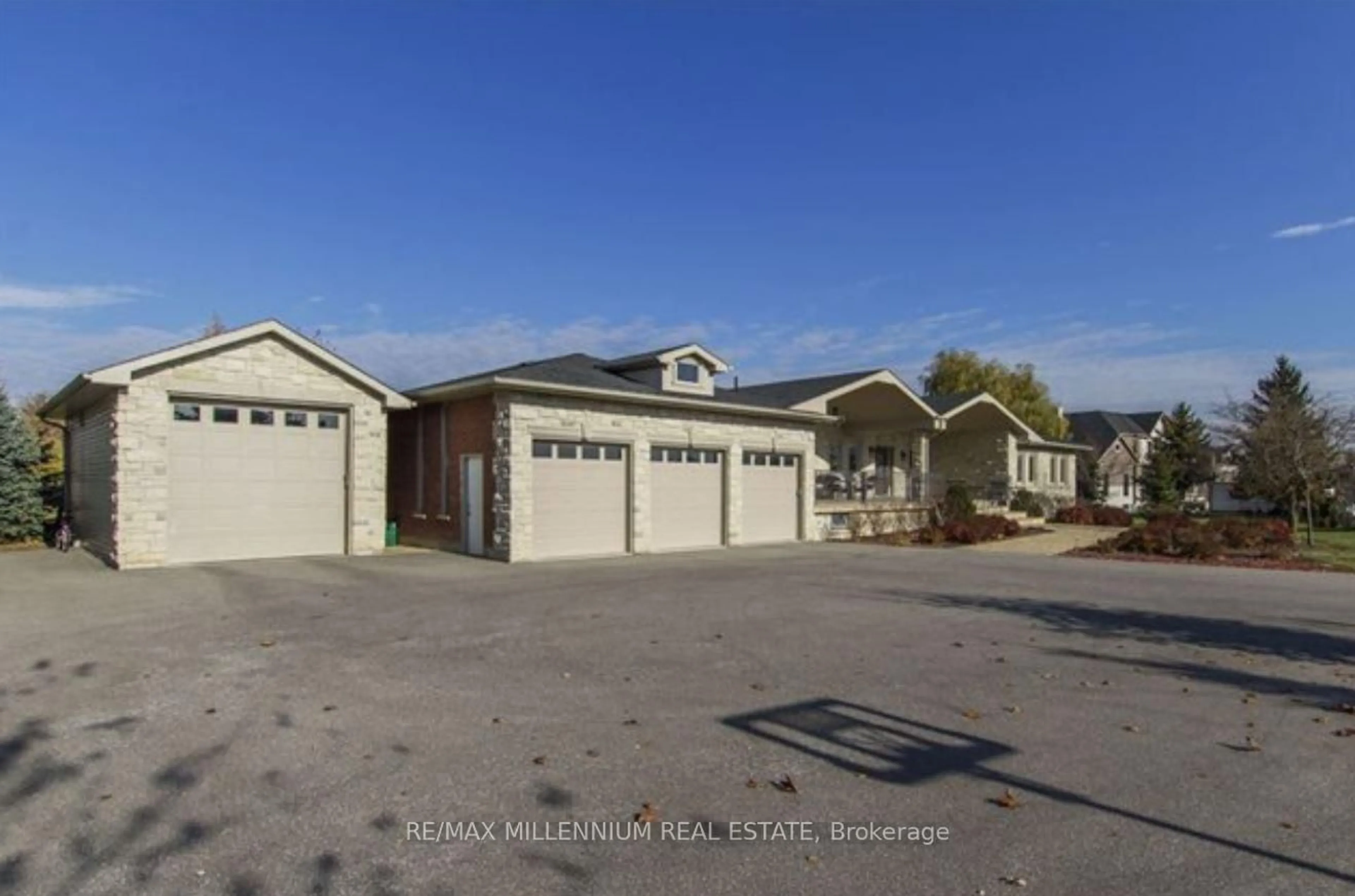 Indoor garage for 32 Michelangelo Blvd, Brampton Ontario L6P 0H3