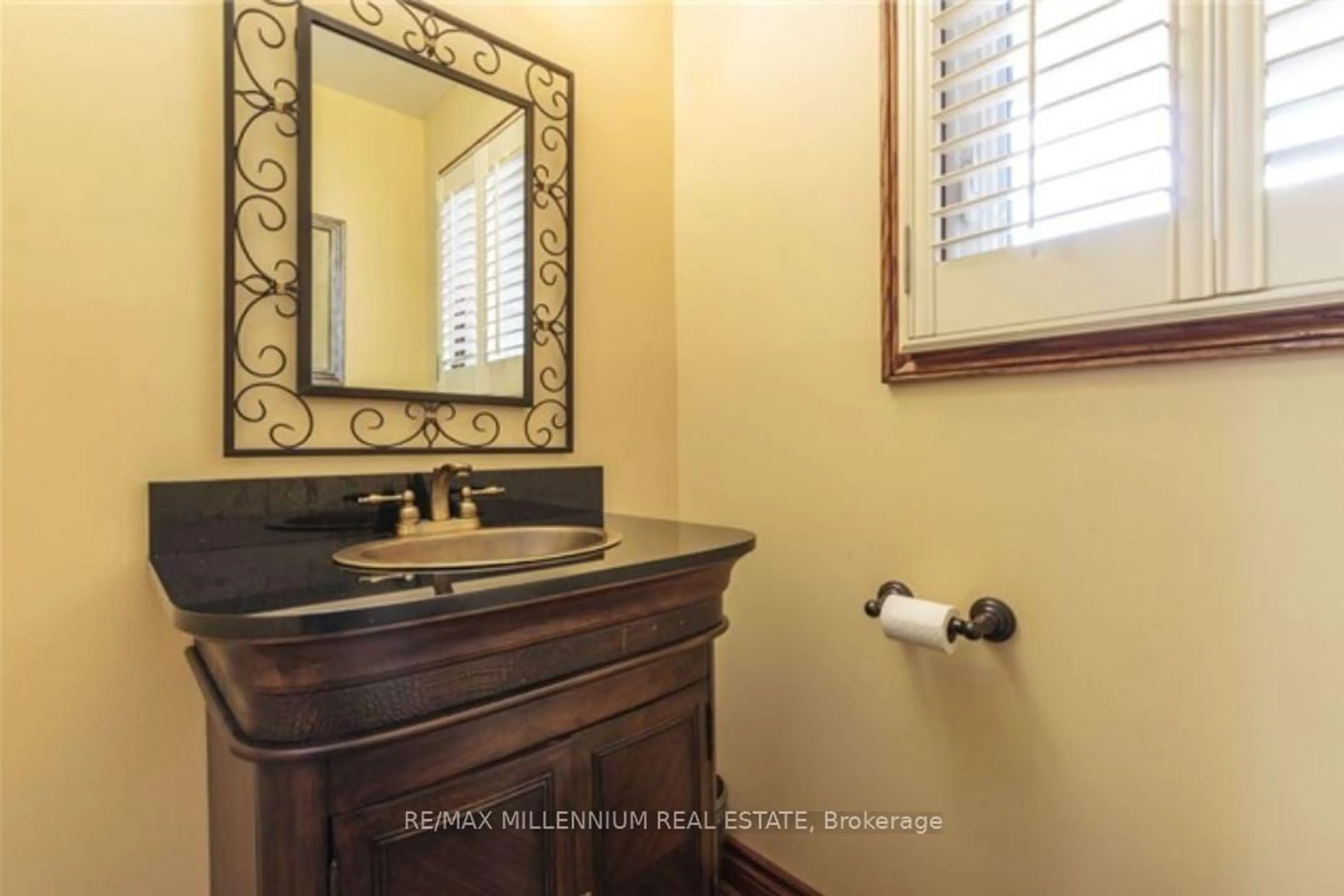 Standard bathroom, ceramic/tile floor for 32 Michelangelo Blvd, Brampton Ontario L6P 0H3