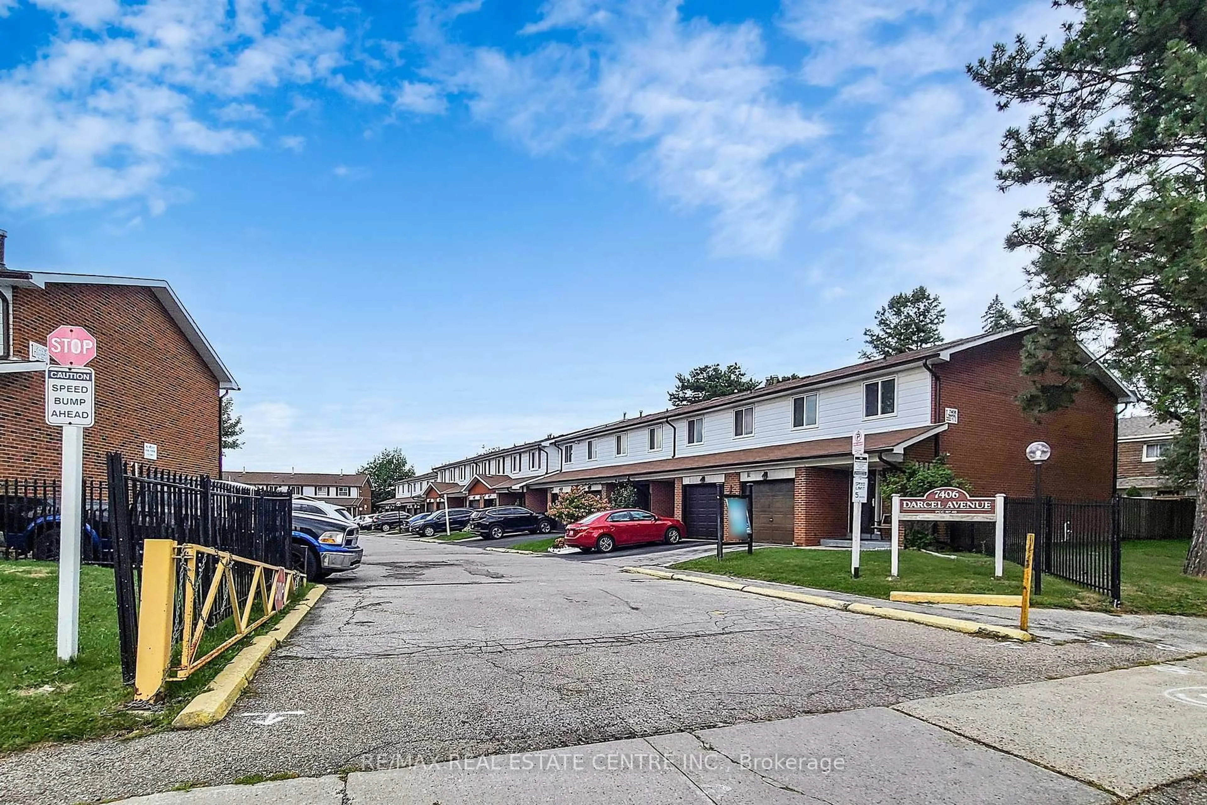 Patio, street for 7406 Darcel Ave #34, Mississauga Ontario L4T 2X5