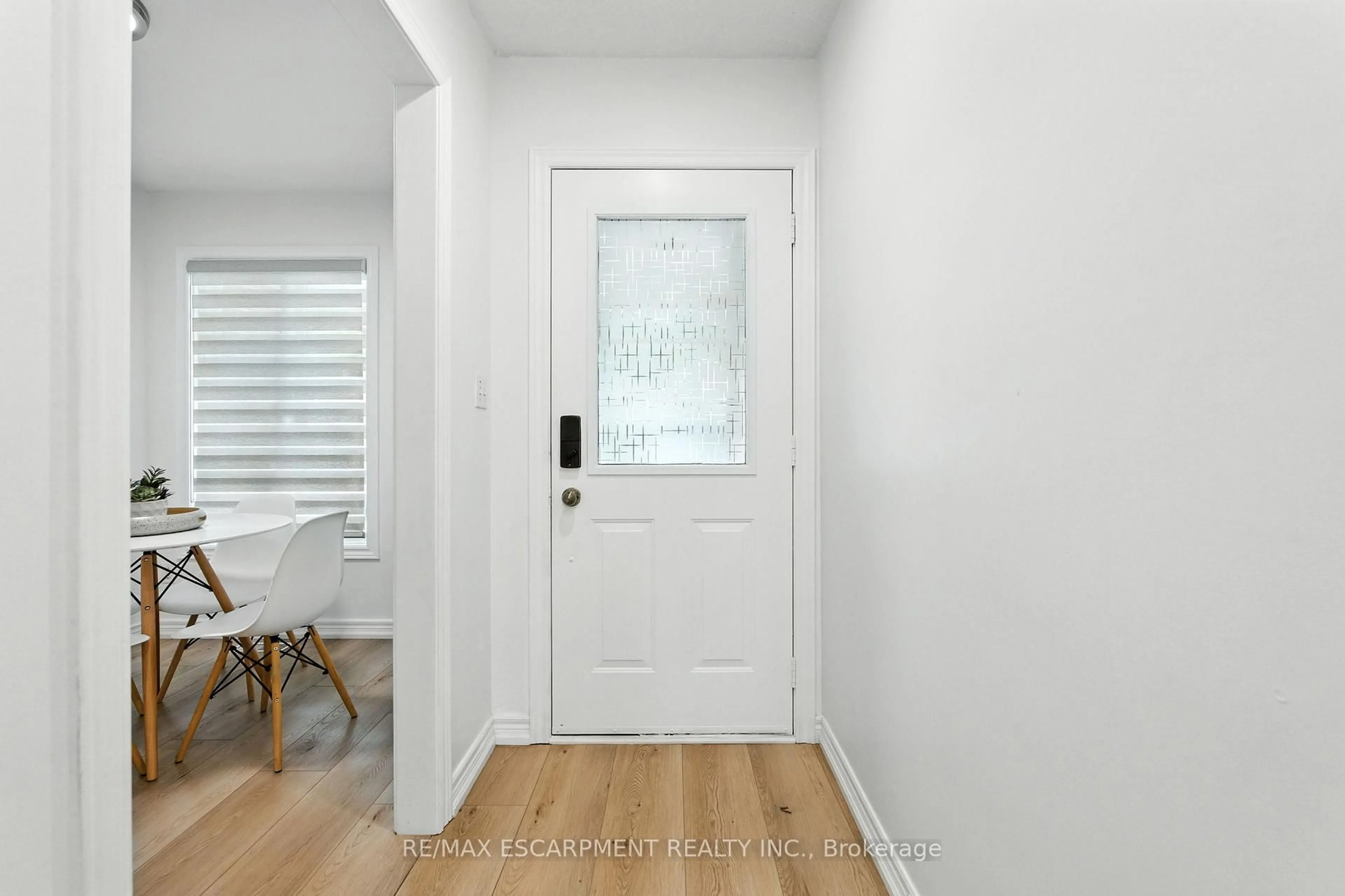 Indoor entryway for 2252 Walkers Line #4, Burlington Ontario L7M 3Y8